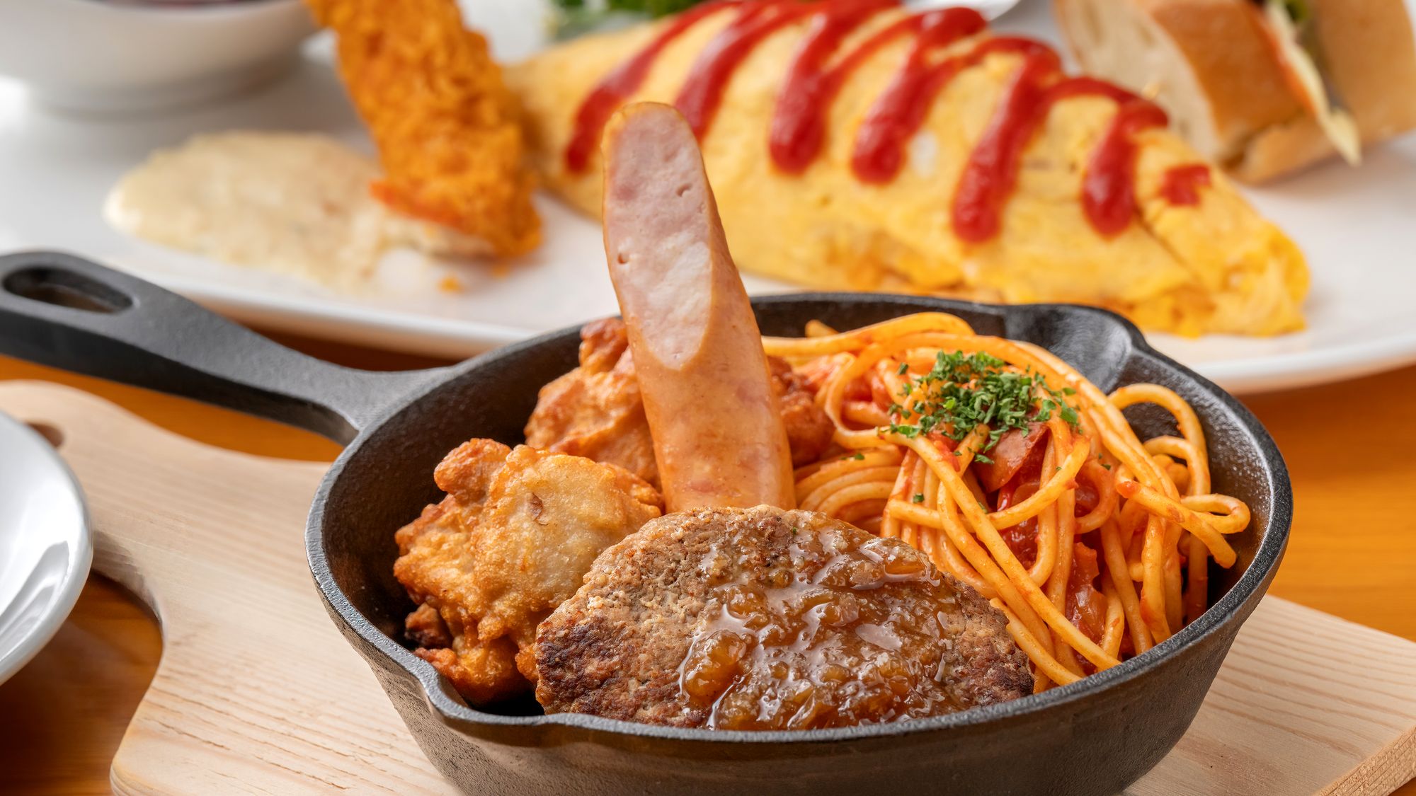 ■お子様ランチ／県産牛＆県産豚を使用した料理長特製ハンバーグ（小学生メニューイメージ）
