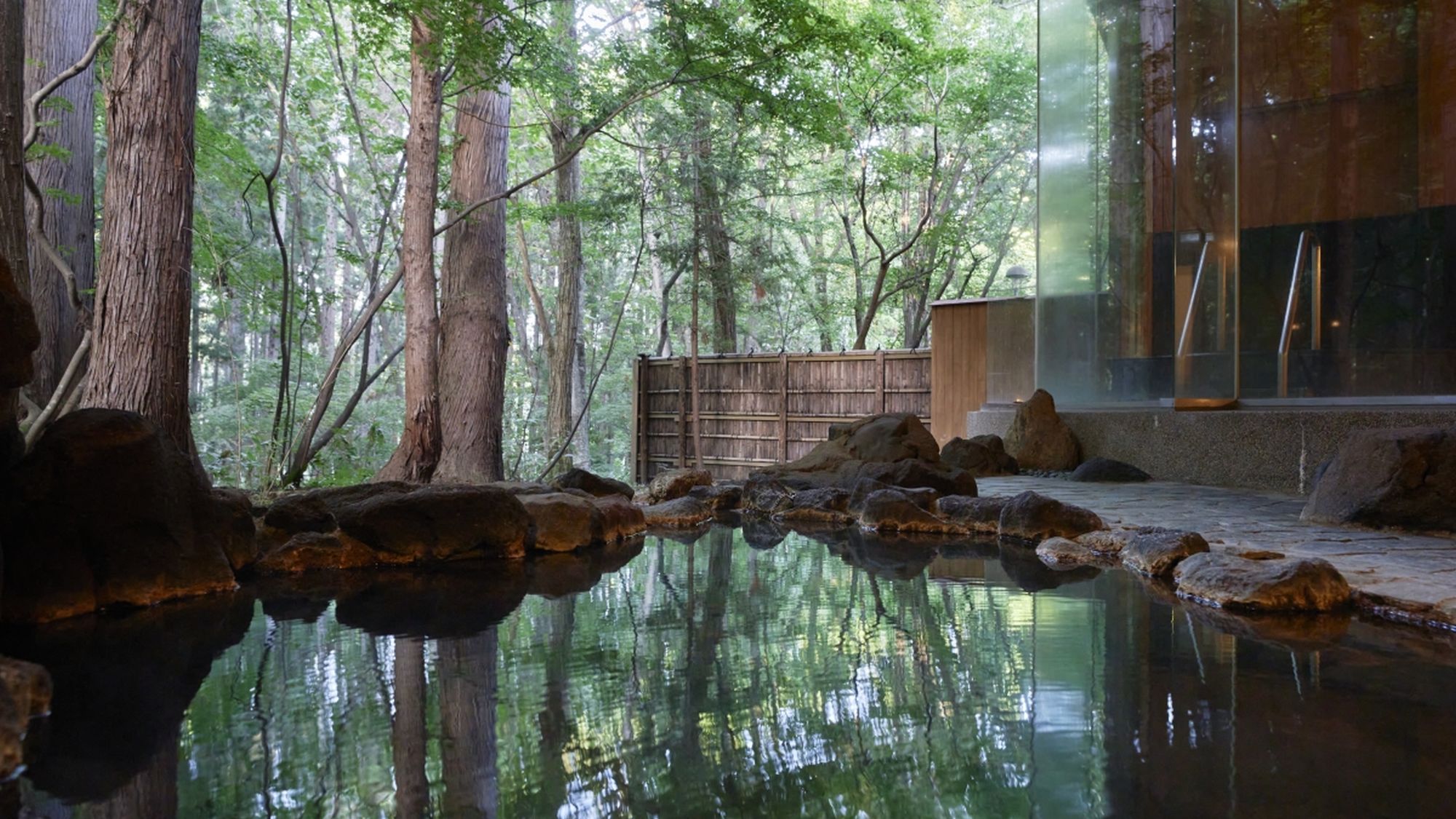 ■露天風呂｜木々に囲まれ、四季折々の自然を感じながらお愉しみください