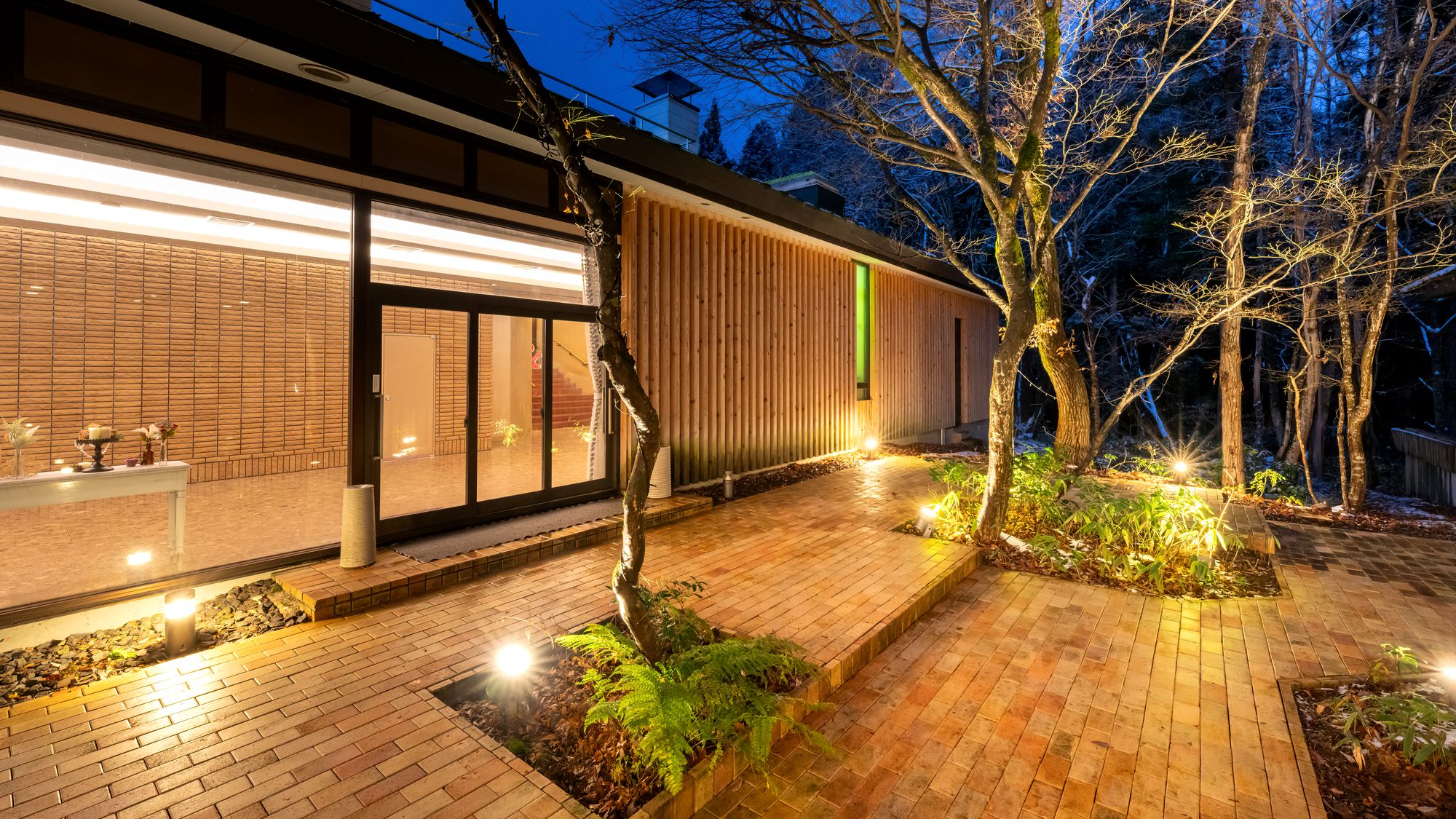 ■中庭｜時間帯によって趣が変わる中庭