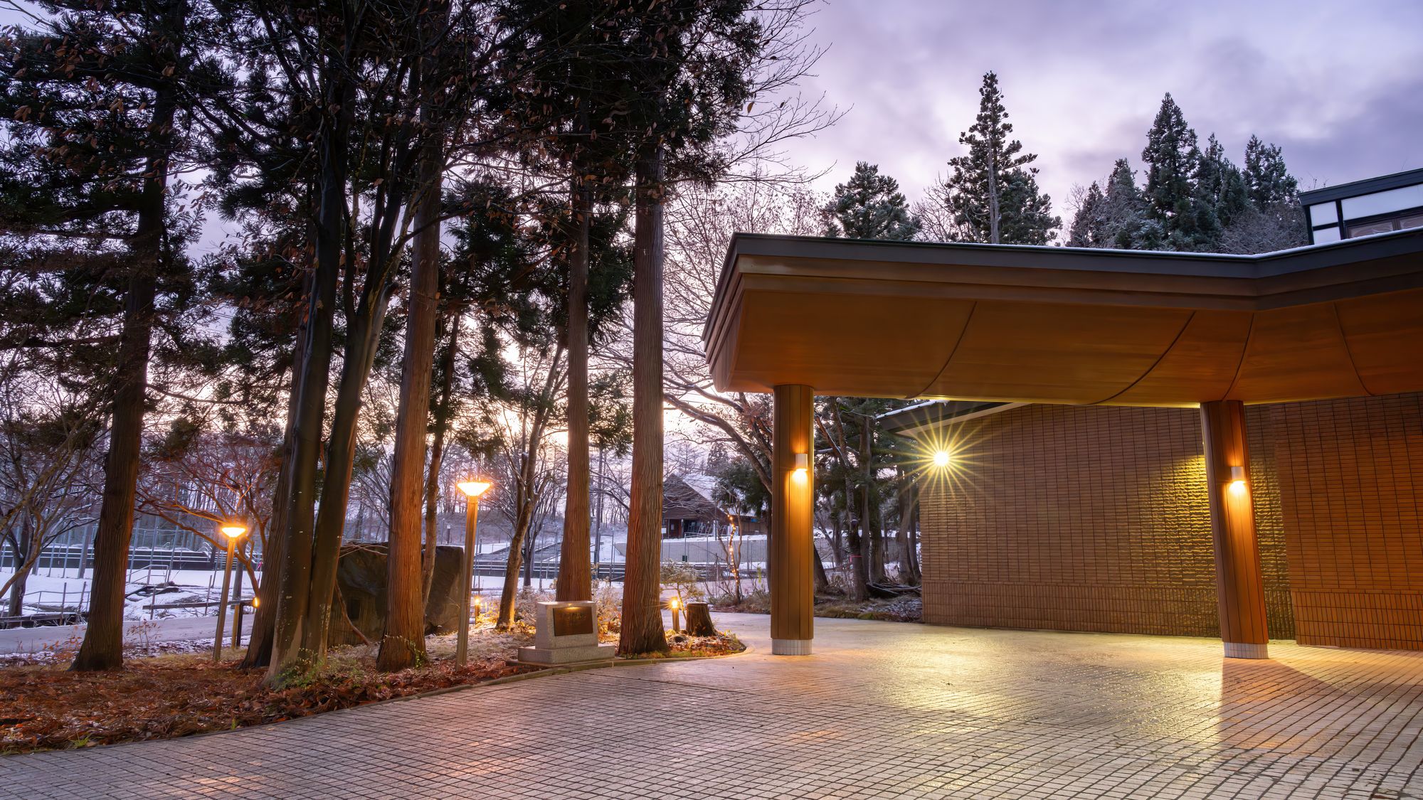 ■外観｜広々とした玄関では車からの荷物の積み下ろしも楽々