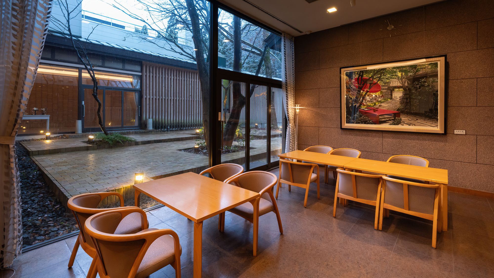 ■ラウンジ｜中庭を見渡せる開放的な空間