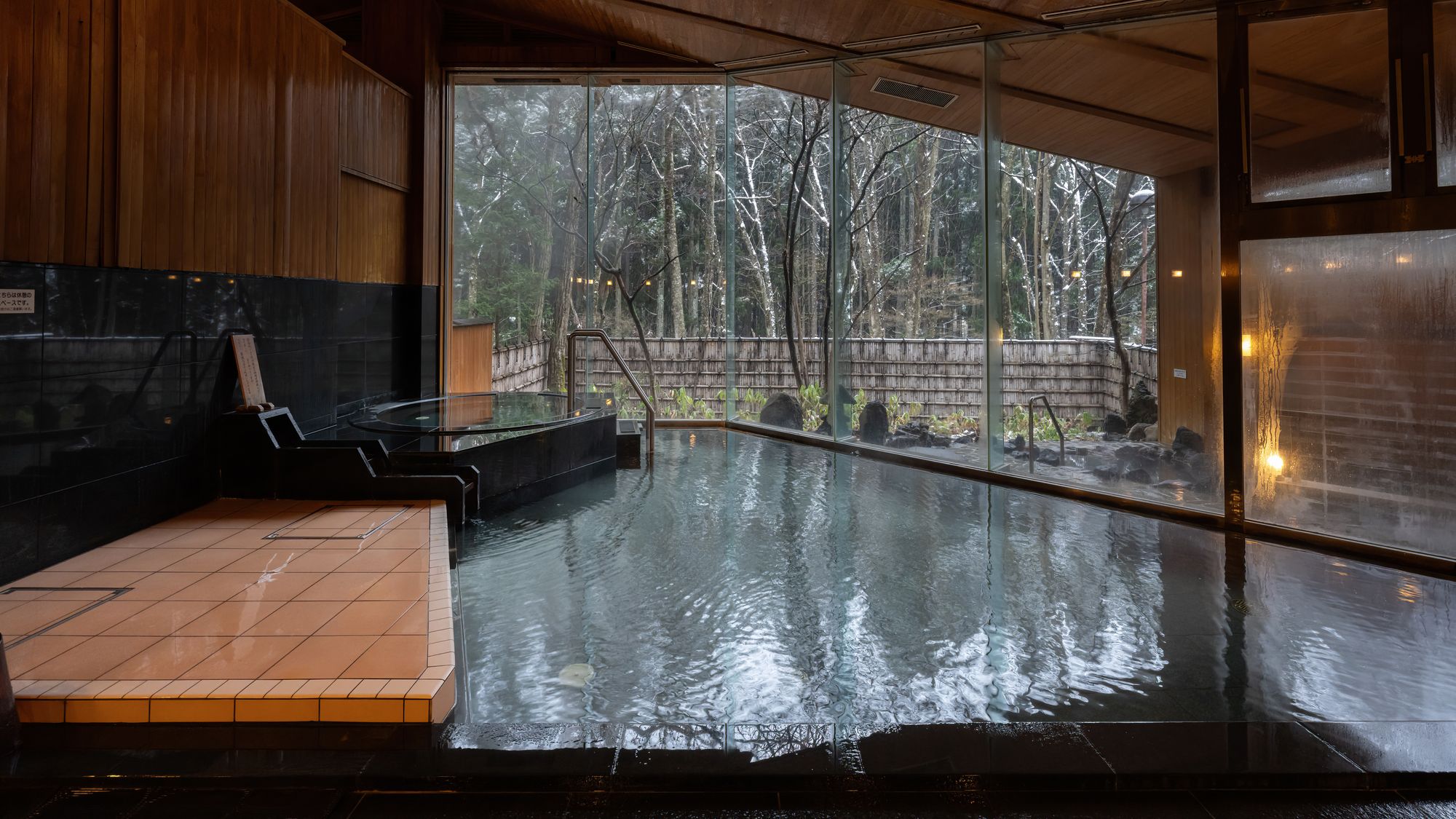 ■大浴場｜自然林を眺めながらご入浴をお楽しみいただけます