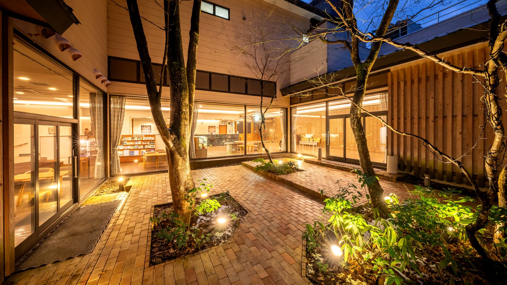 ■中庭｜夜のライトアップ