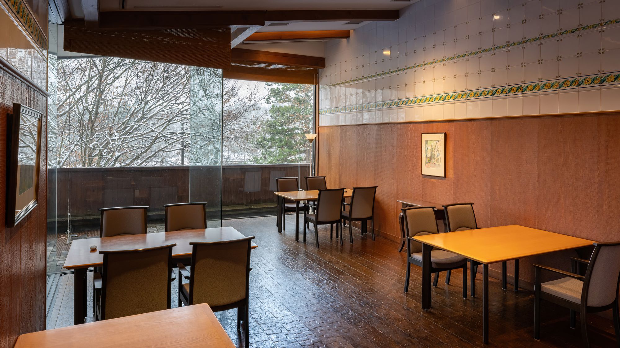 ■レストラン｜大きな窓から見える秋田の自然を感じながらお食事をどうぞ