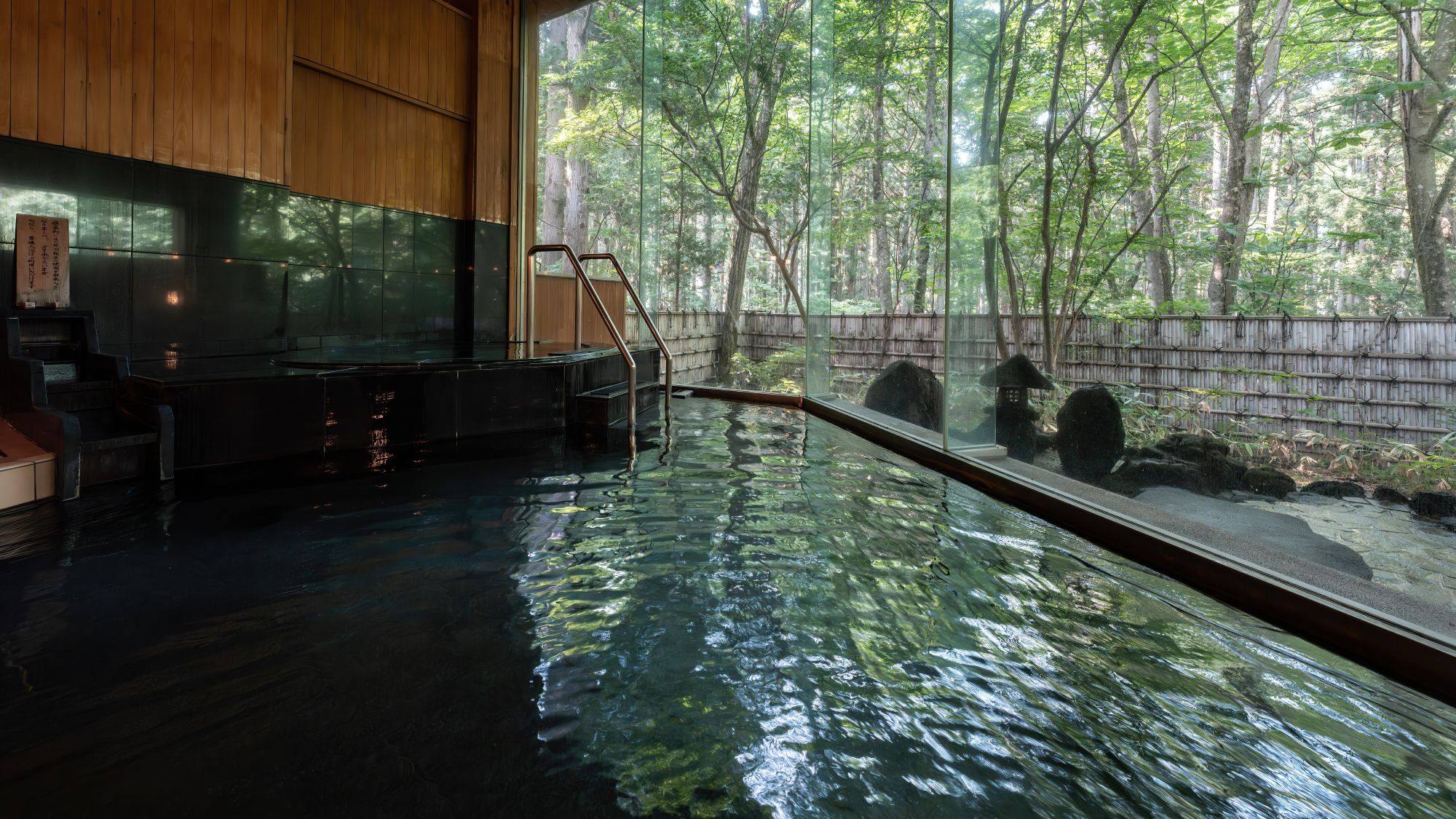 ■大浴場｜美しい自然が一望できる、桧と御影石作りの大浴場