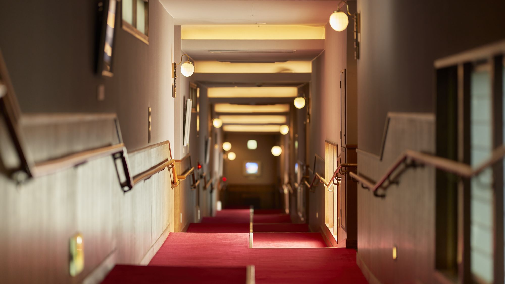 ■廊下｜客室へと続く廊下は緩やかなスロープ状となっております