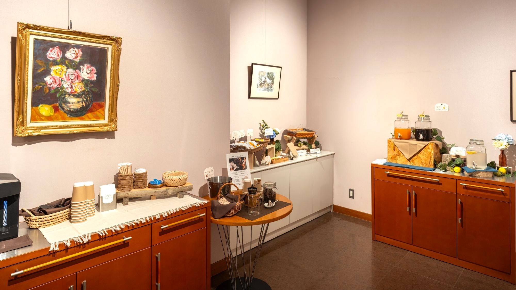 ■ギャラリー（山の手cafe）｜ギャラリースペース内に旅の合間にほっと一息つける心安らぐ空間をご用意