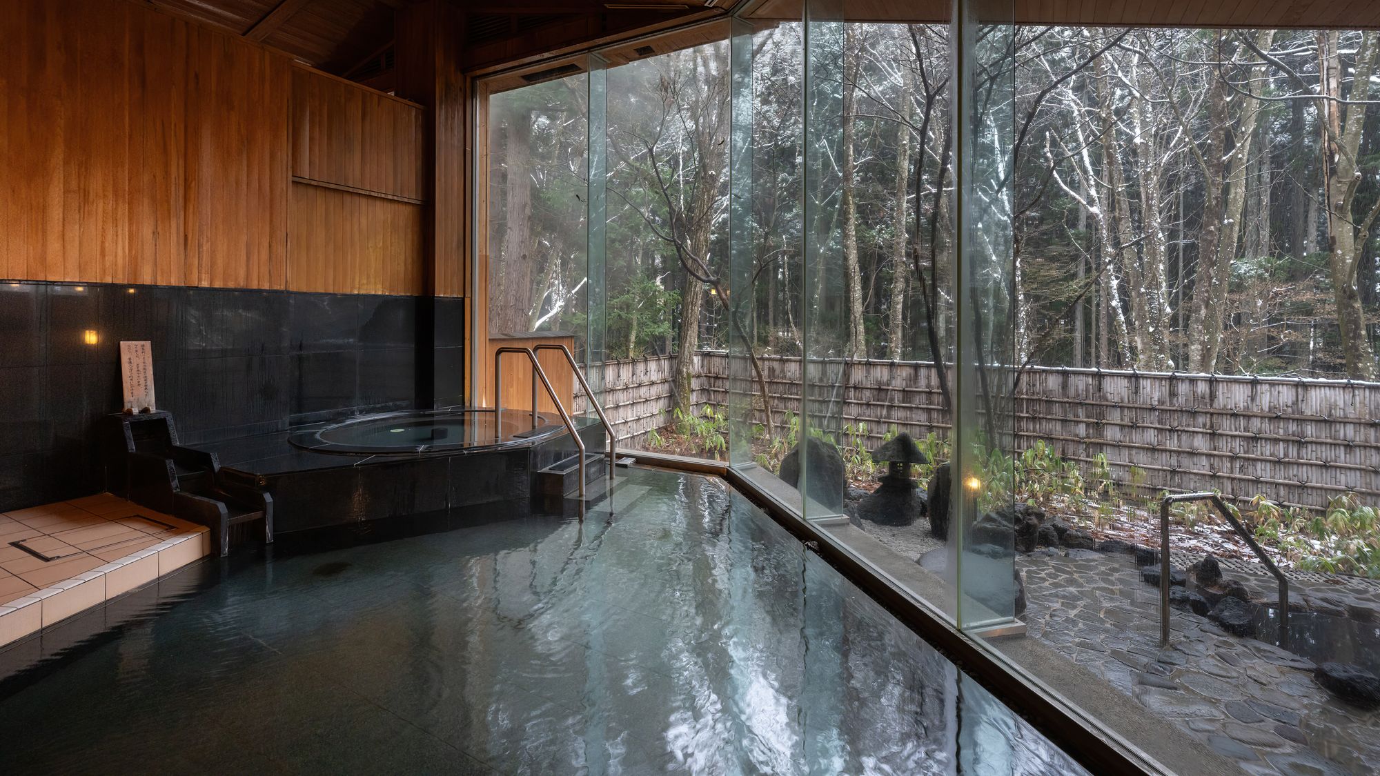■大浴場｜広々とした内湯に、木々に囲まれた露天風呂もございます