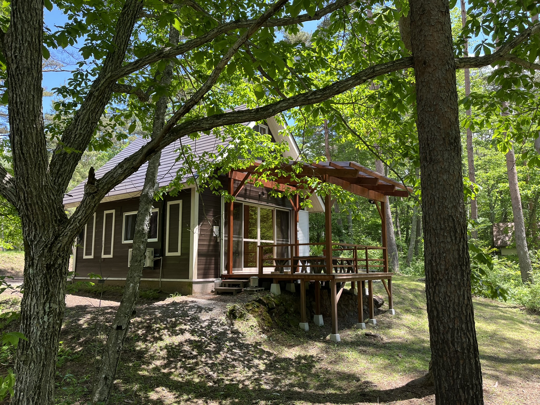 外観ｂです。外観aと外観bどちらかのコテージになります。どちらになるかの選択希望はお受けしておりませんが、繁忙期や先約がいなければ出来る範囲で選択希望をお受けしております。どちらかご希望のある方はご予約の際にご連絡下さい。■外観bはウッドデッキとなりますので、火災の危険性があるためウッドデッキ上は焚き火禁止エリアとなります。焚き火はウッドデッキ横の地面のスペースでお楽しみいただけます。