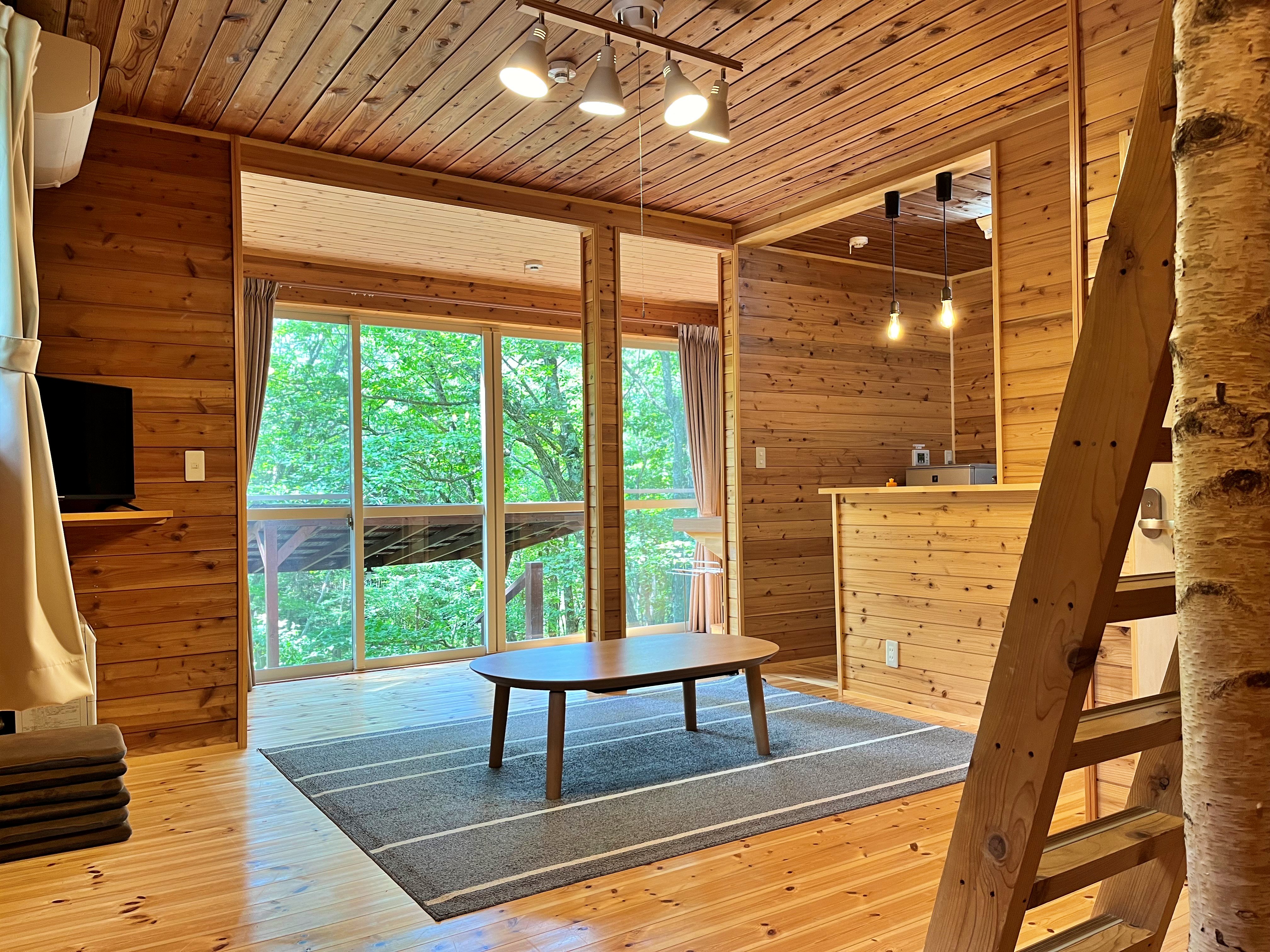 1階　リビング　四季折々の景色を楽しめる裏庭エリアを見ながら、ゆったりとお過ごしください。