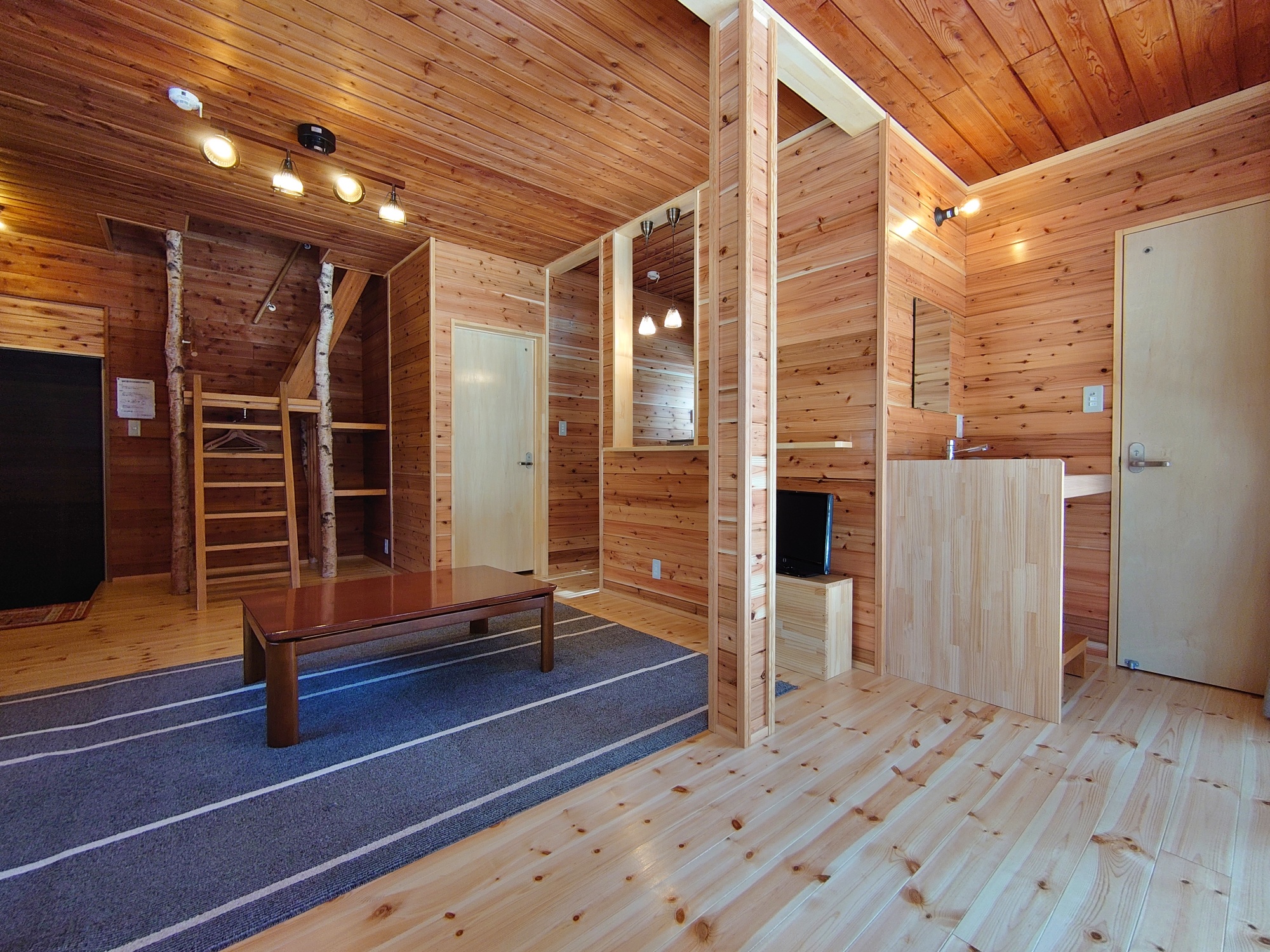 1階　リビング　別角度。食器類や調理器具、家電が揃った対面キッチン・ユニットバス・トイレ・洗面有り