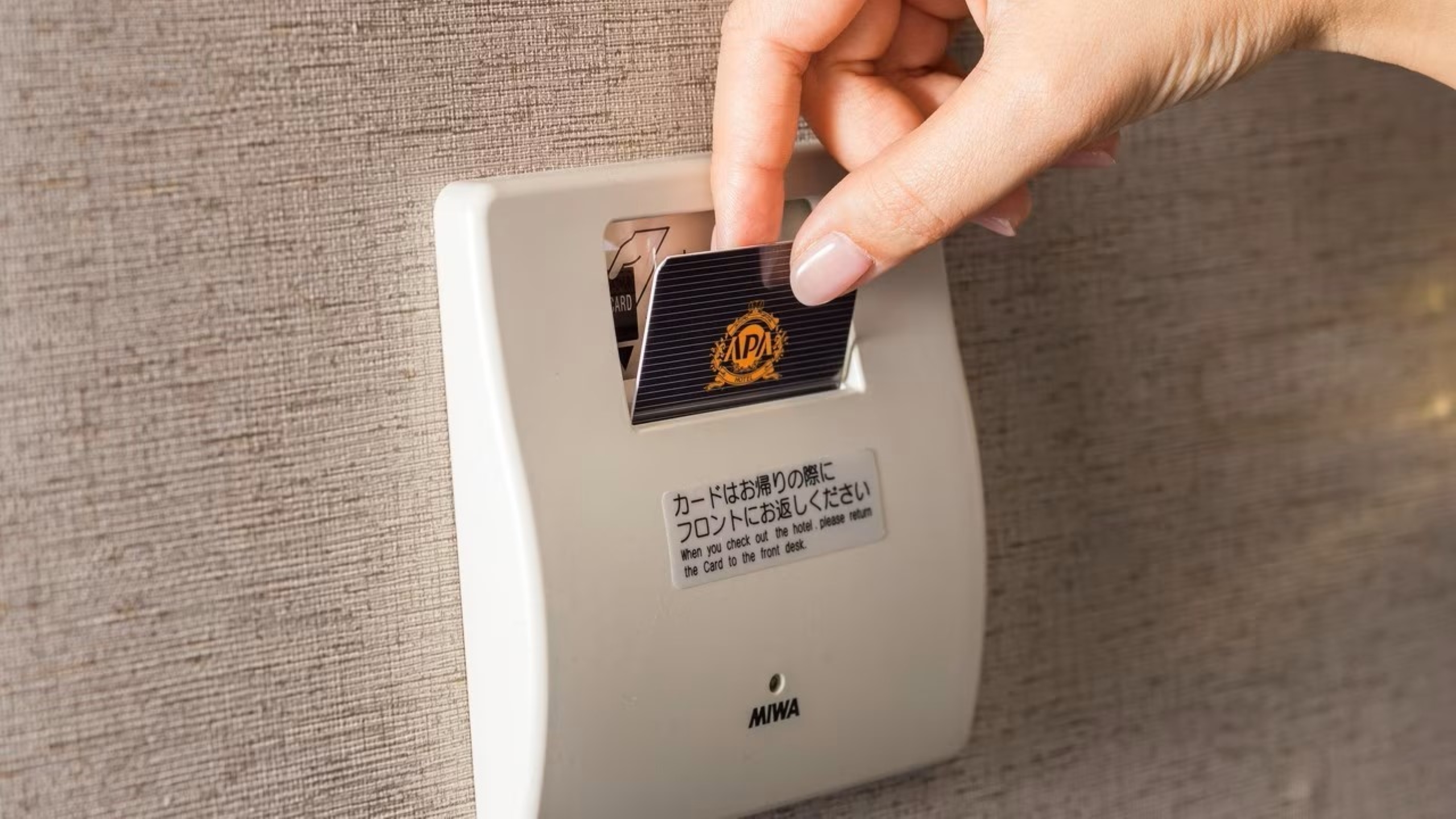 部屋のカードキーをコンセントに差し込むことでON/OFFが可能です。
