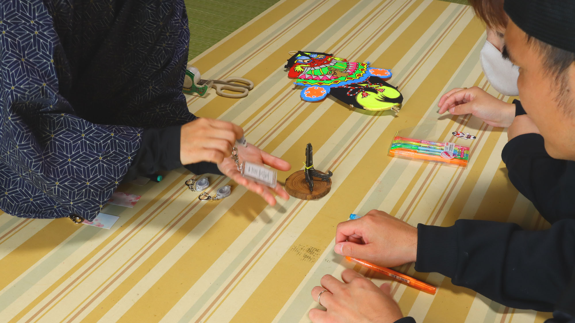 みんなでワイワイバラモン凧キーホルダーを作れます♪