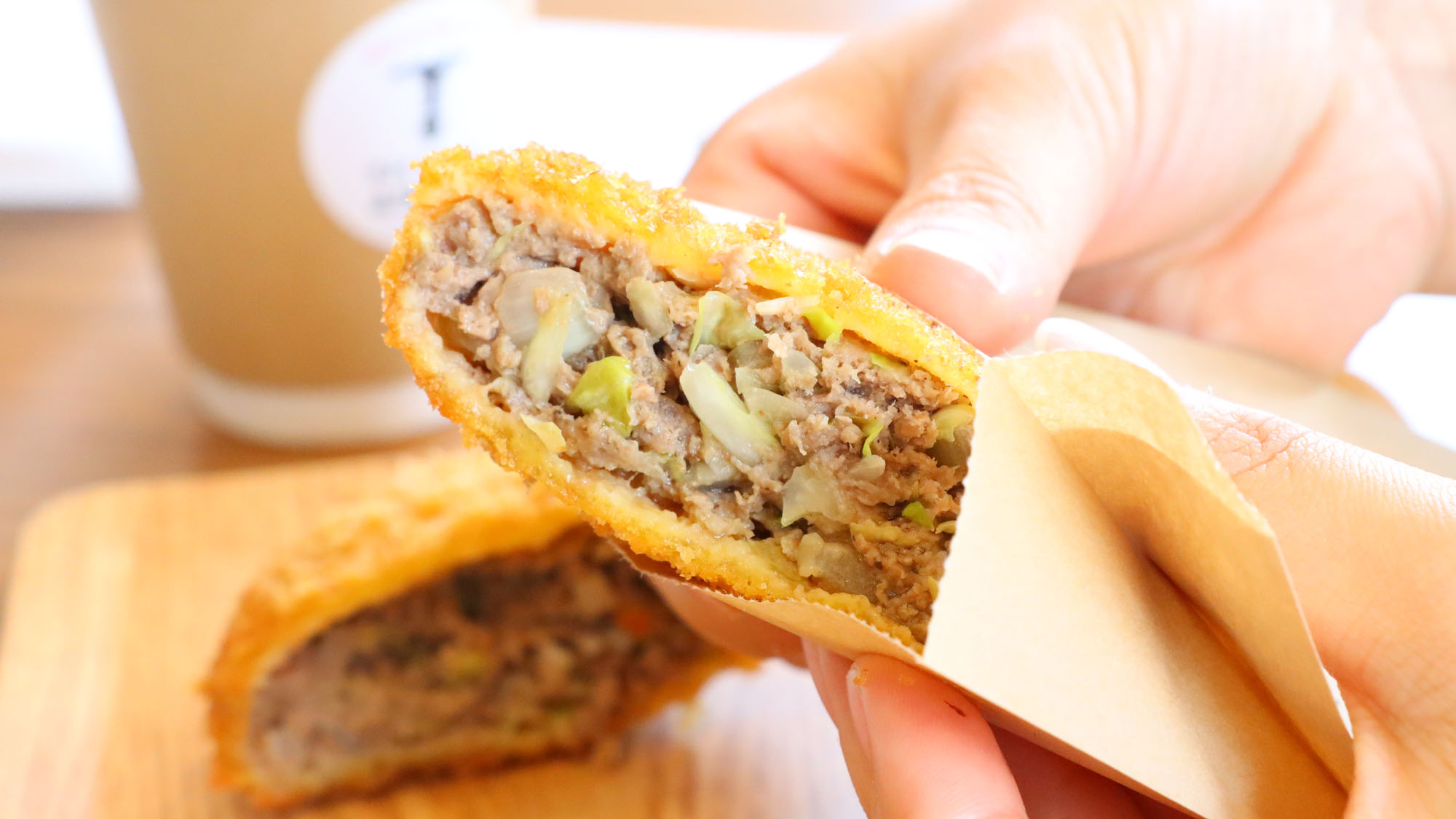 やまぐちファームのお肉屋さんには五島牛をたっぷり使ったメンチカツ