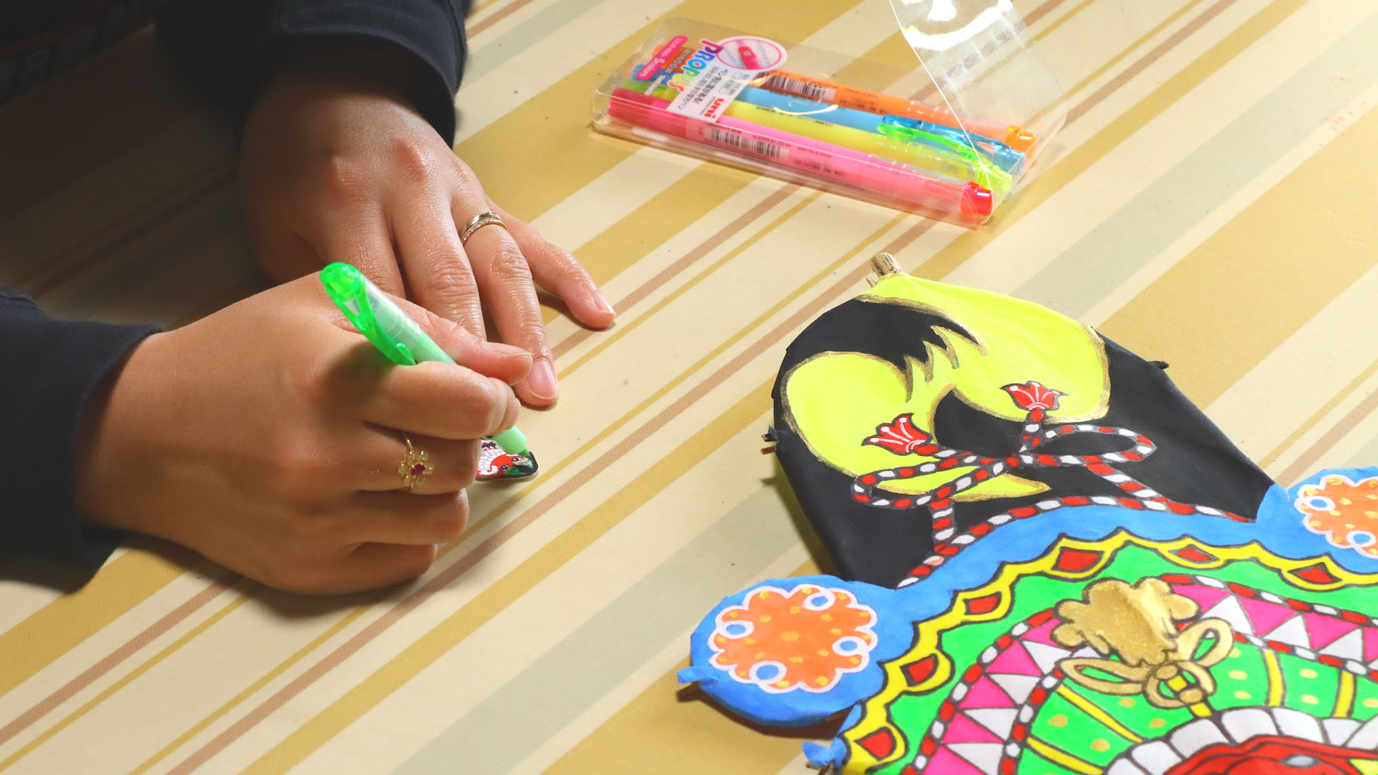 あなただけの色のバラモン凧を作ろう！