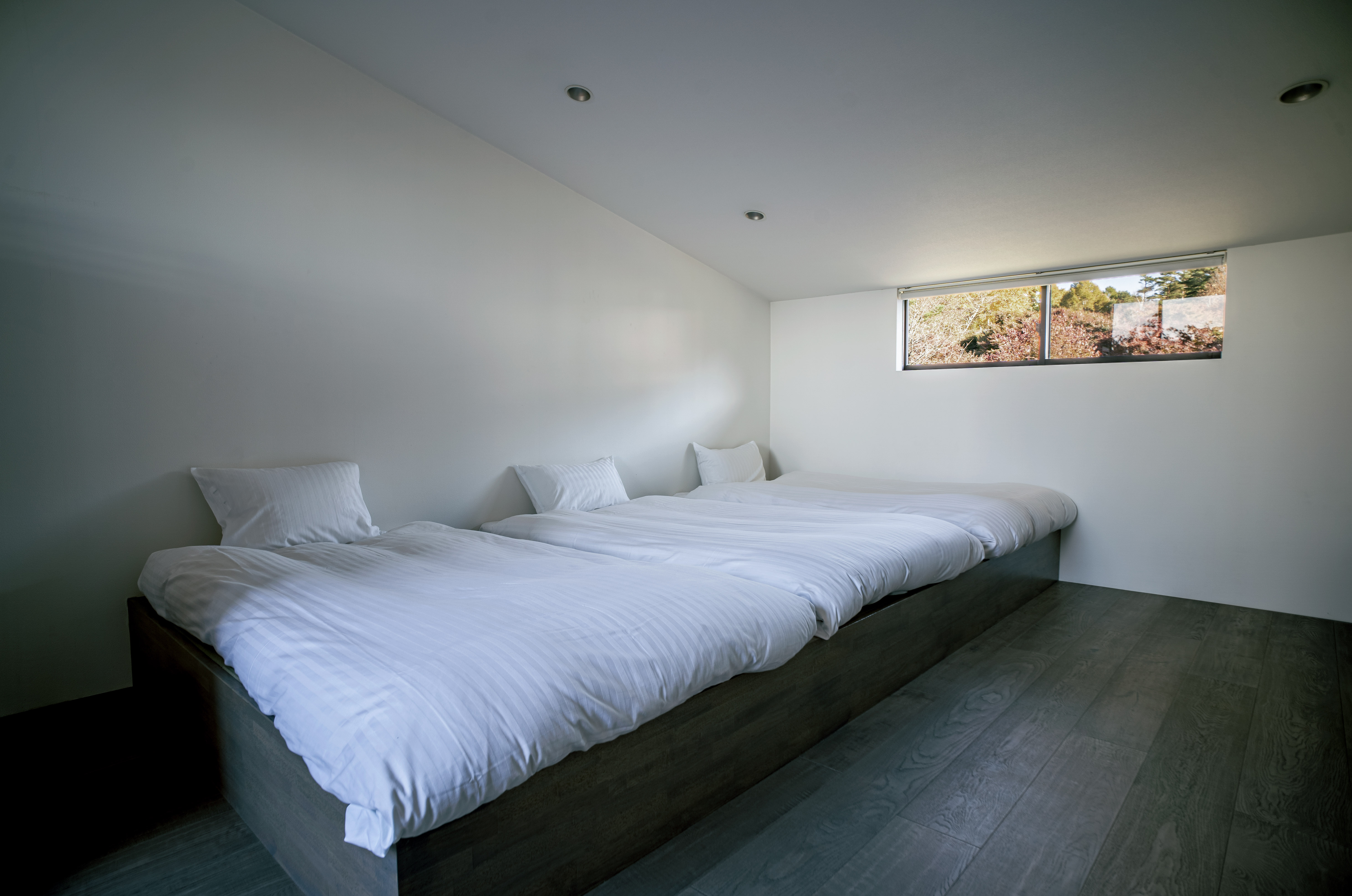 2F寝室（シングル布団&times;3）