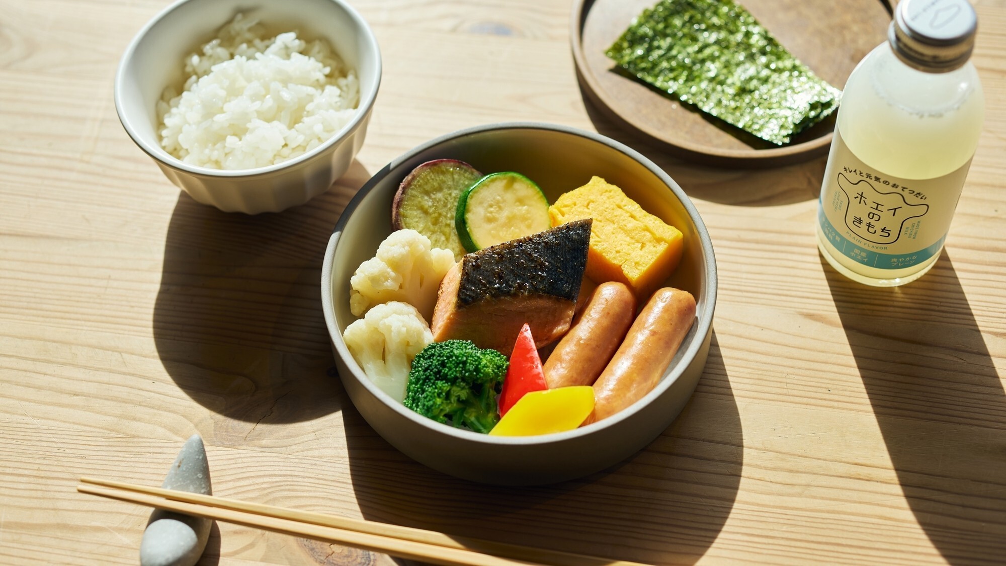 [朝食/お子様メニュー]蒸し野菜と焼き魚の和食お弁当をご用意。
