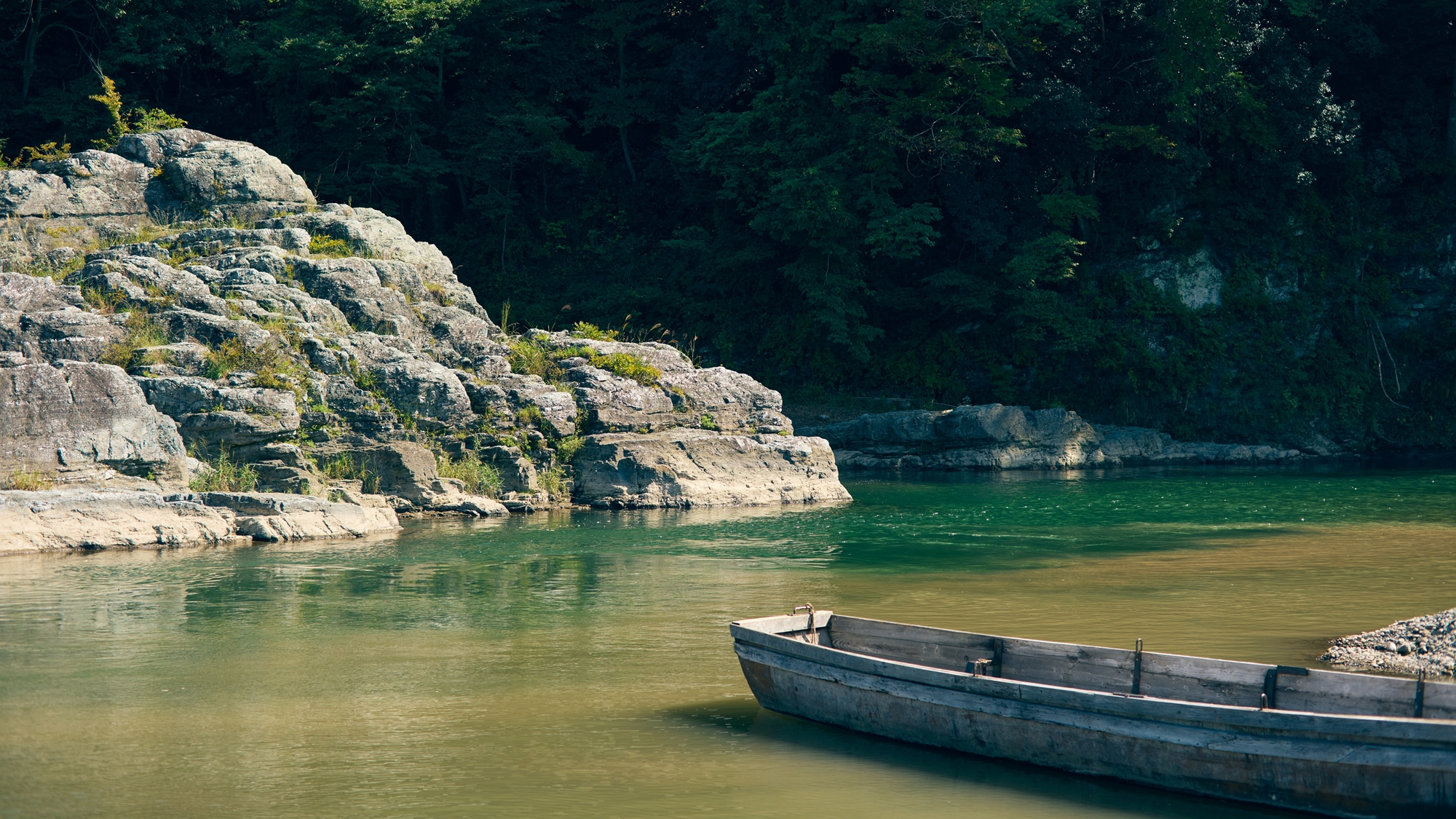 [川下り]コース内には川の流れの早い「瀬」と、流れが静かな「淵」がございます。