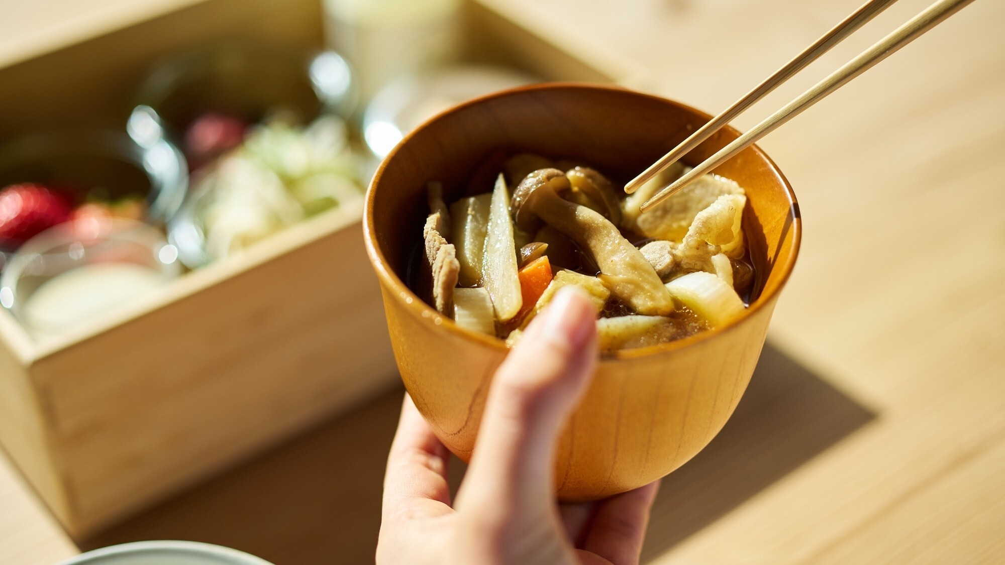 [朝食]具沢山のお味噌汁でほっと一息つく時間をご堪能ください。