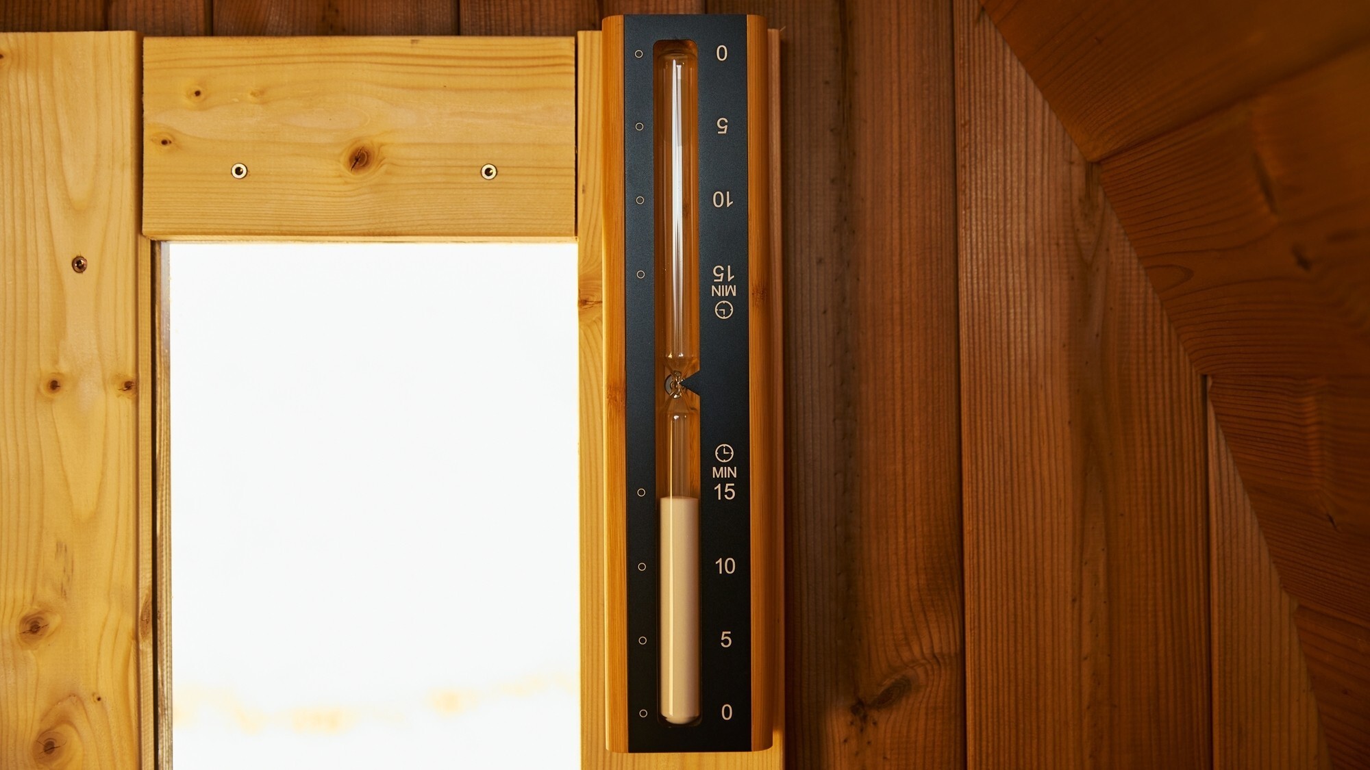 [SAUNA]砂時計をご用意しておりますので、お好みの時間じっくりと汗を流していただけます。