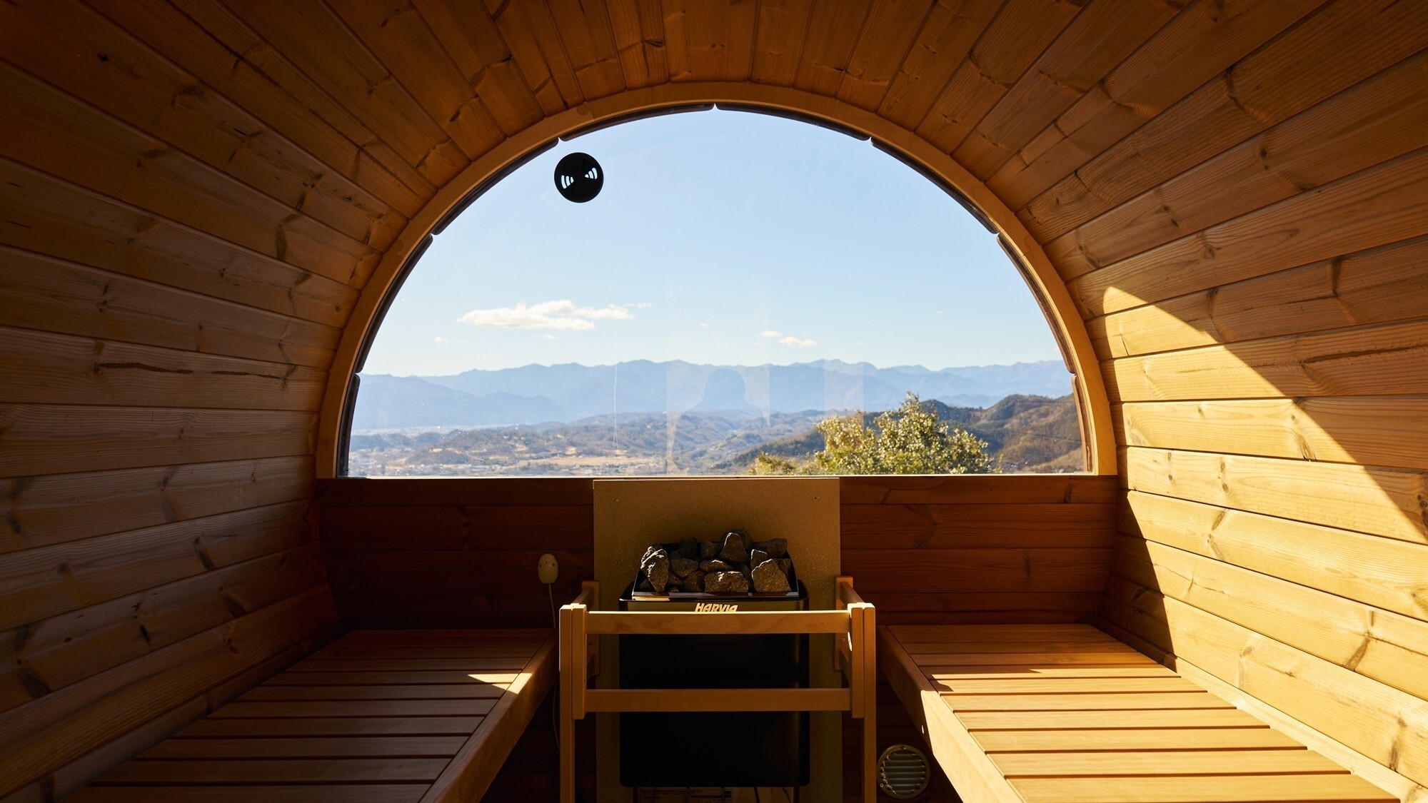 [SAUNA]パノラマビューをお楽しみいただけるバレルサウナは、一年を通してご利用いただけます。