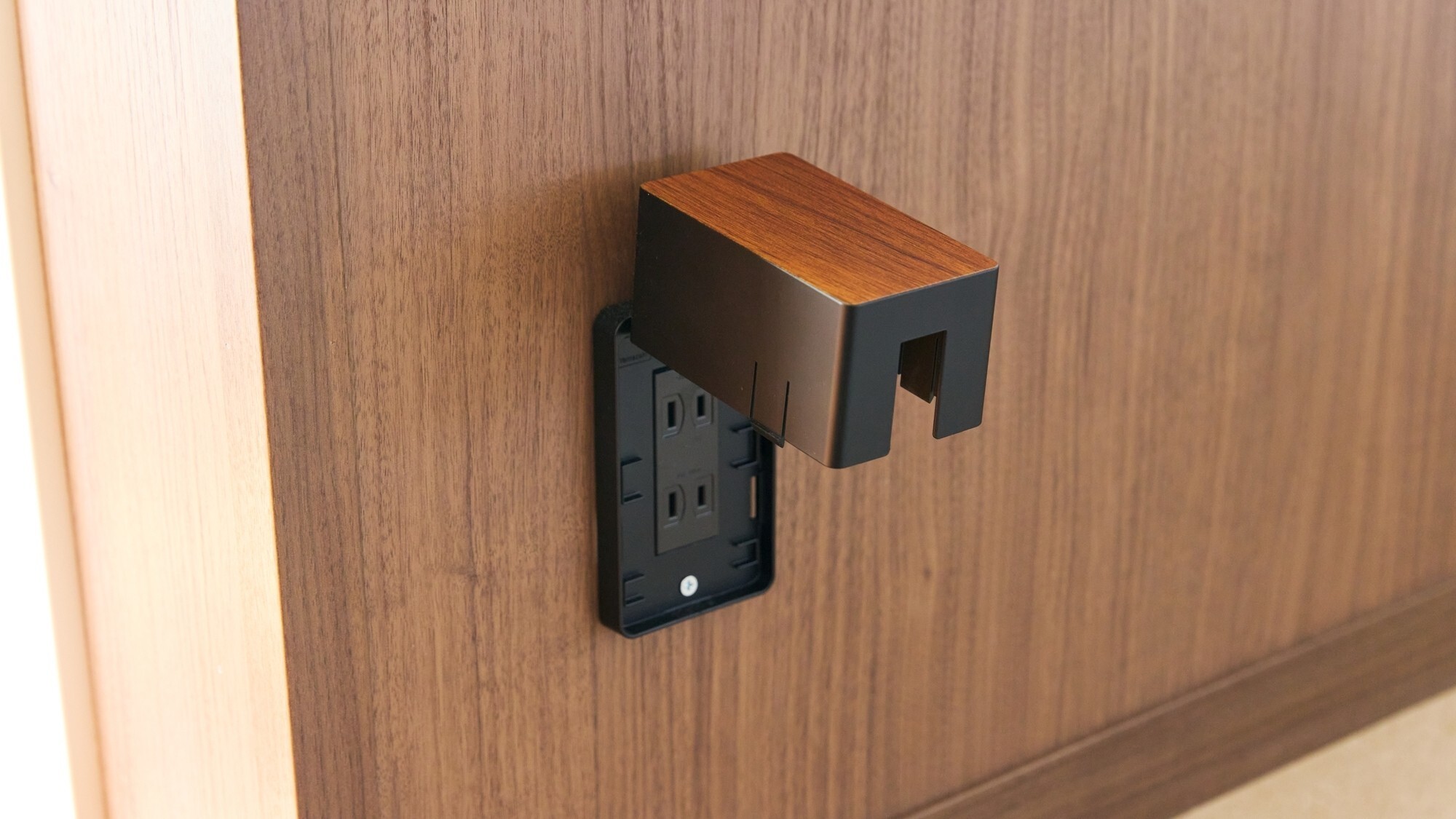 [客室設備]お部屋内の各所にコンセントをご用意しております。