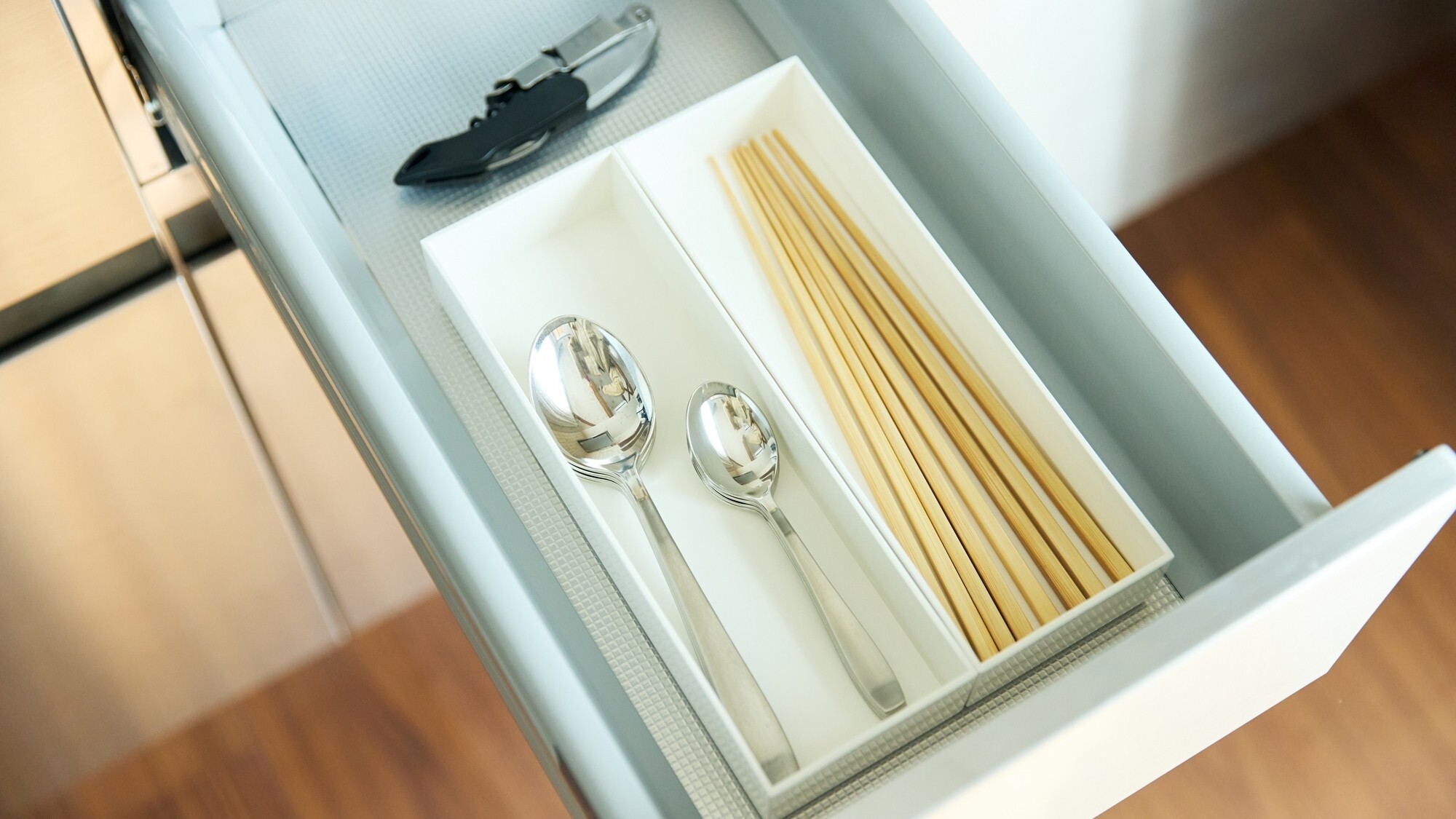 [アメニティ]お部屋でお食事をお楽しみいただけるよう、各種カトラリーをご用意。