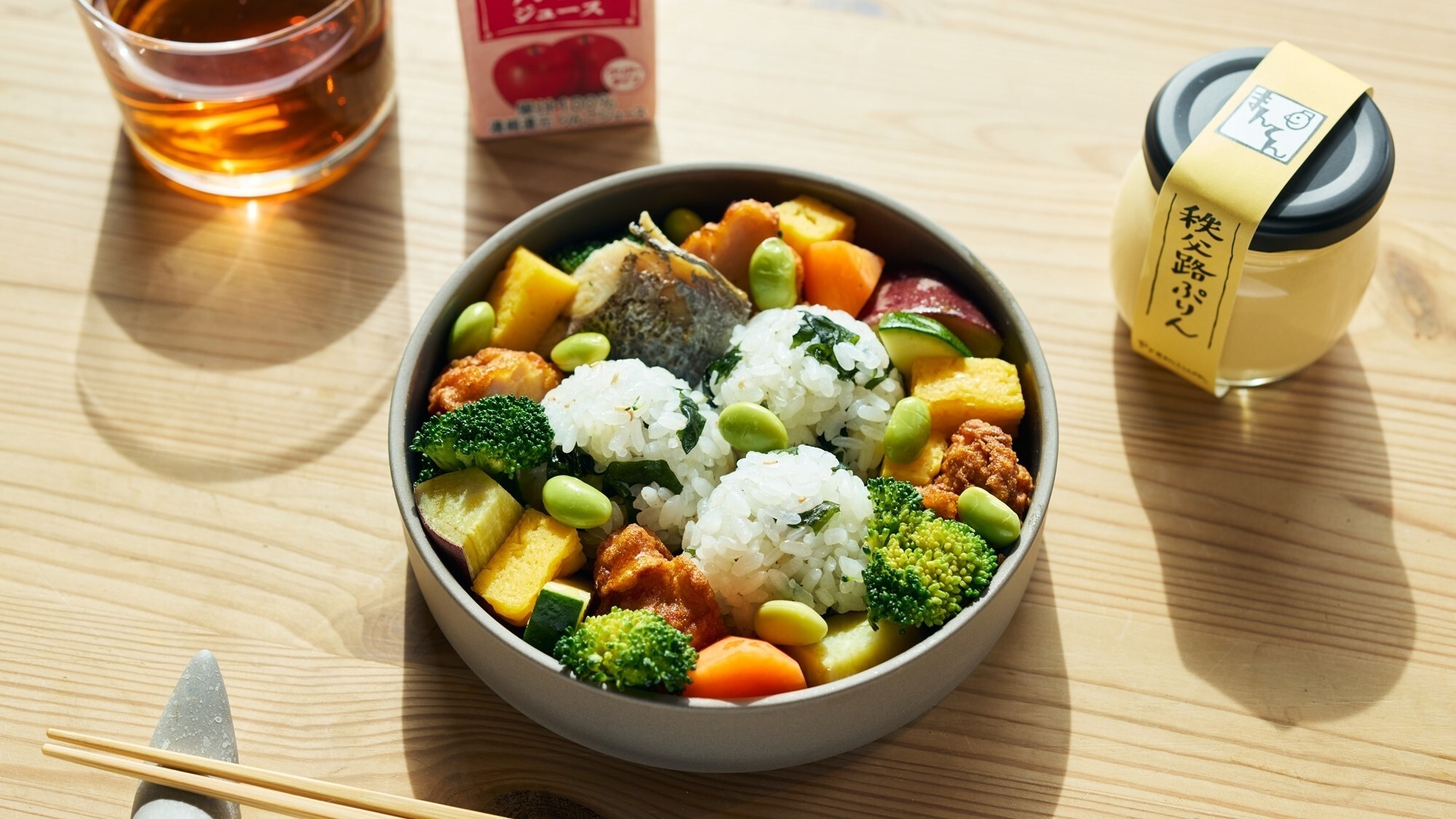 [夕食/お子様メニュー]彩り野菜と、お肉・おさかなのカラフルお弁当をご用意。