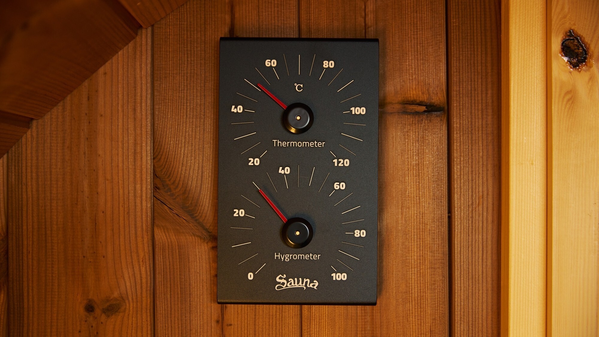 [SAUNA]温時計・湿度計をご用意しておりますので、サウナ室内の温湿度をご確認いただけます。