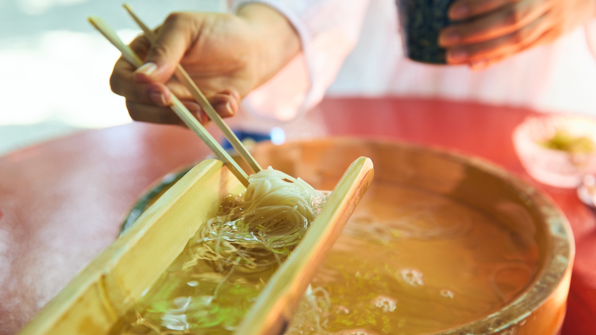 [周辺/長生館]夏の季節になると、流しそうめんをお楽しみいただけます。