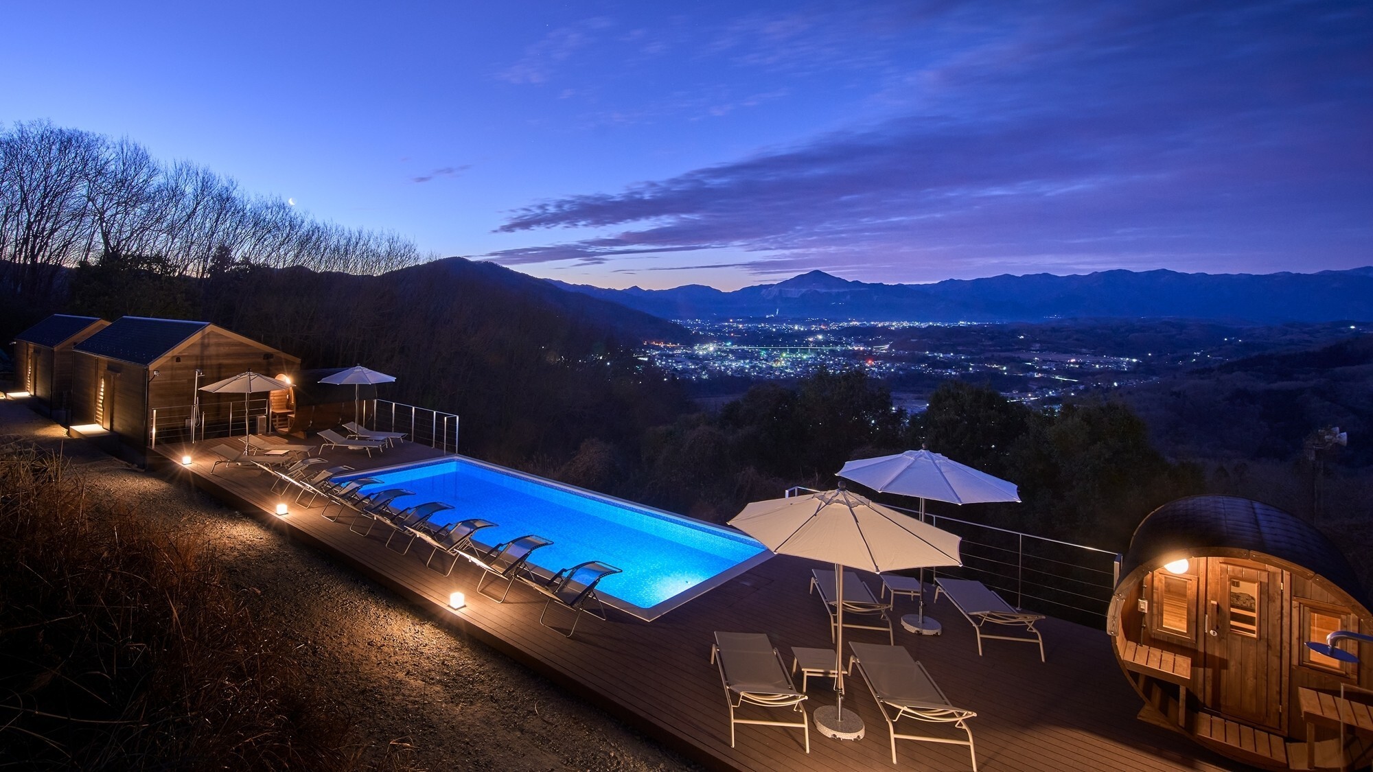 [POOL]秩父のまちを一望しながら、思い思いにお寛ぎください。