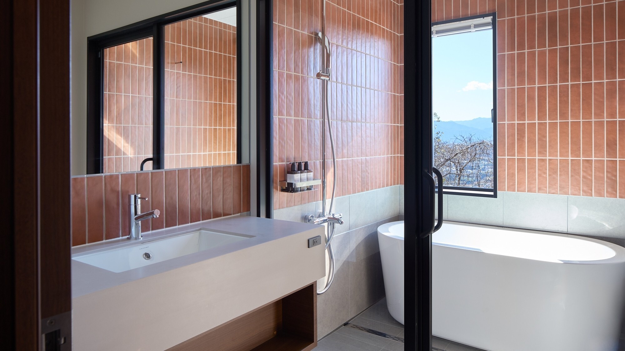 [Cottage/バスルーム]バスルームの窓からも、自然豊かな風景を望んでいただけます。