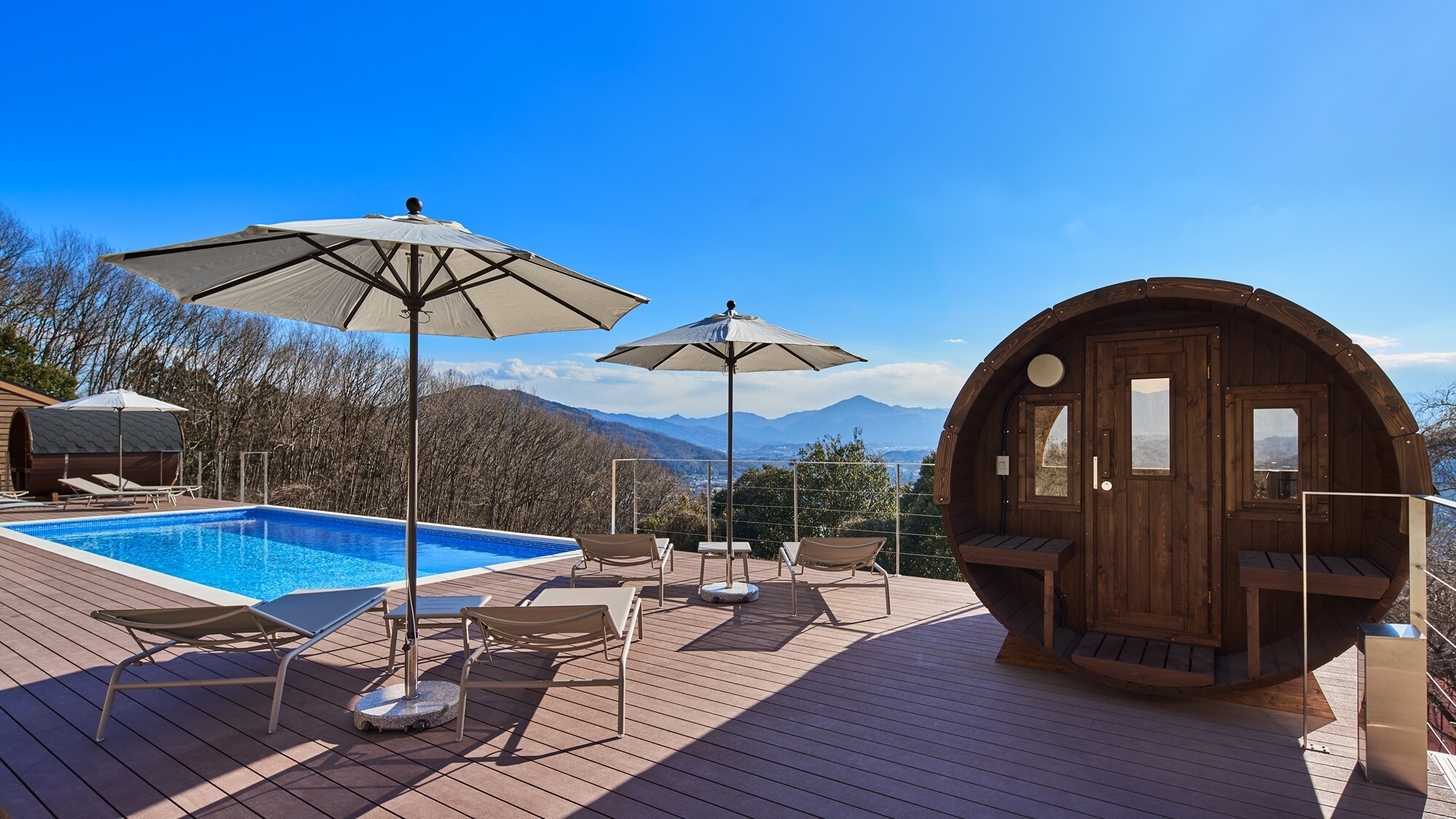 [SAUNA・POOL]春は桜、秋は紅葉といつ訪れてもその時期の豊かな自然を楽しめる空間。