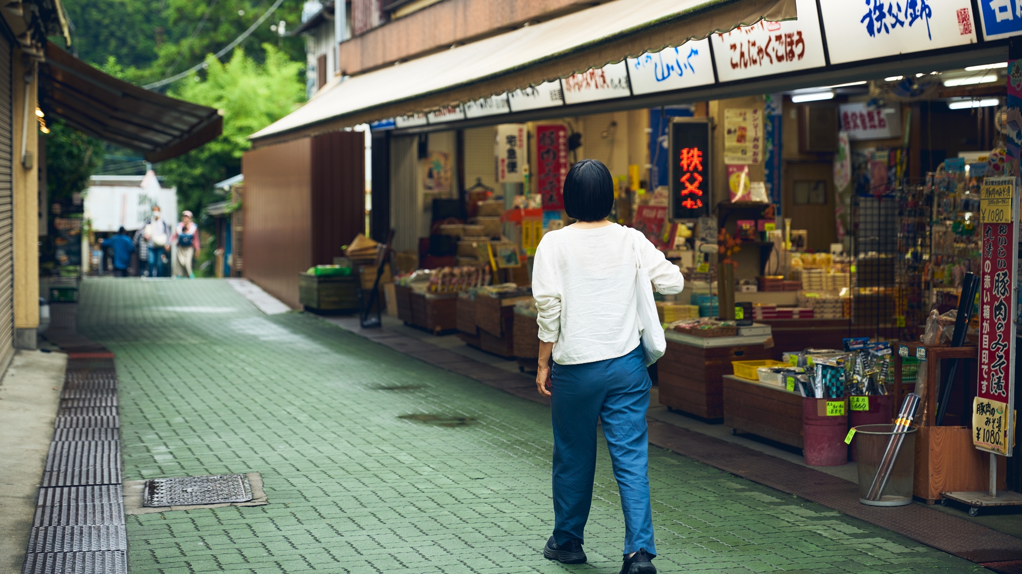[周辺/岩畳通り商店街]食べ歩きにぴったりのお店やお土産におすすめの売店が立ち並んでいます。