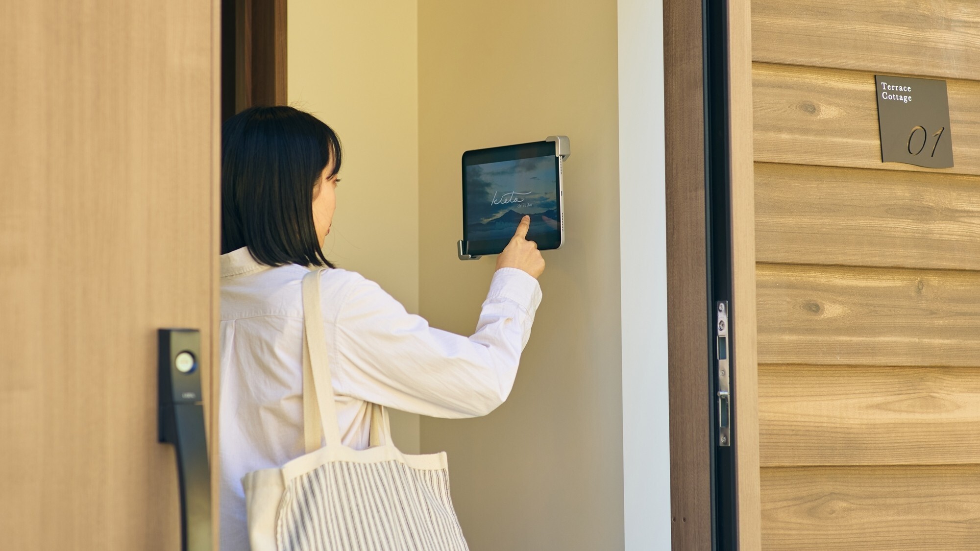 [Cottage/エントランス]チェックイン・チェックアウトは、タブレットよりお手続きいただけます。