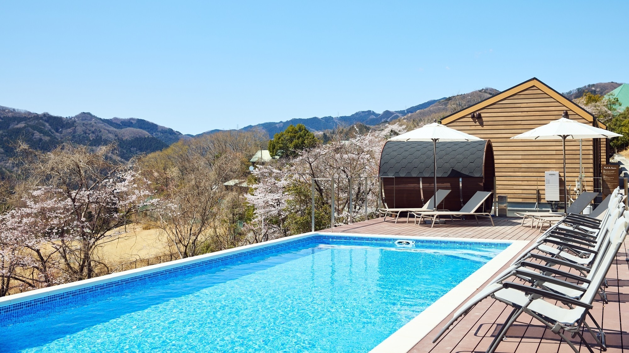 [POOL]春に咲き誇る桜を愛でながら、自然に癒されるご滞在をお楽しみください。