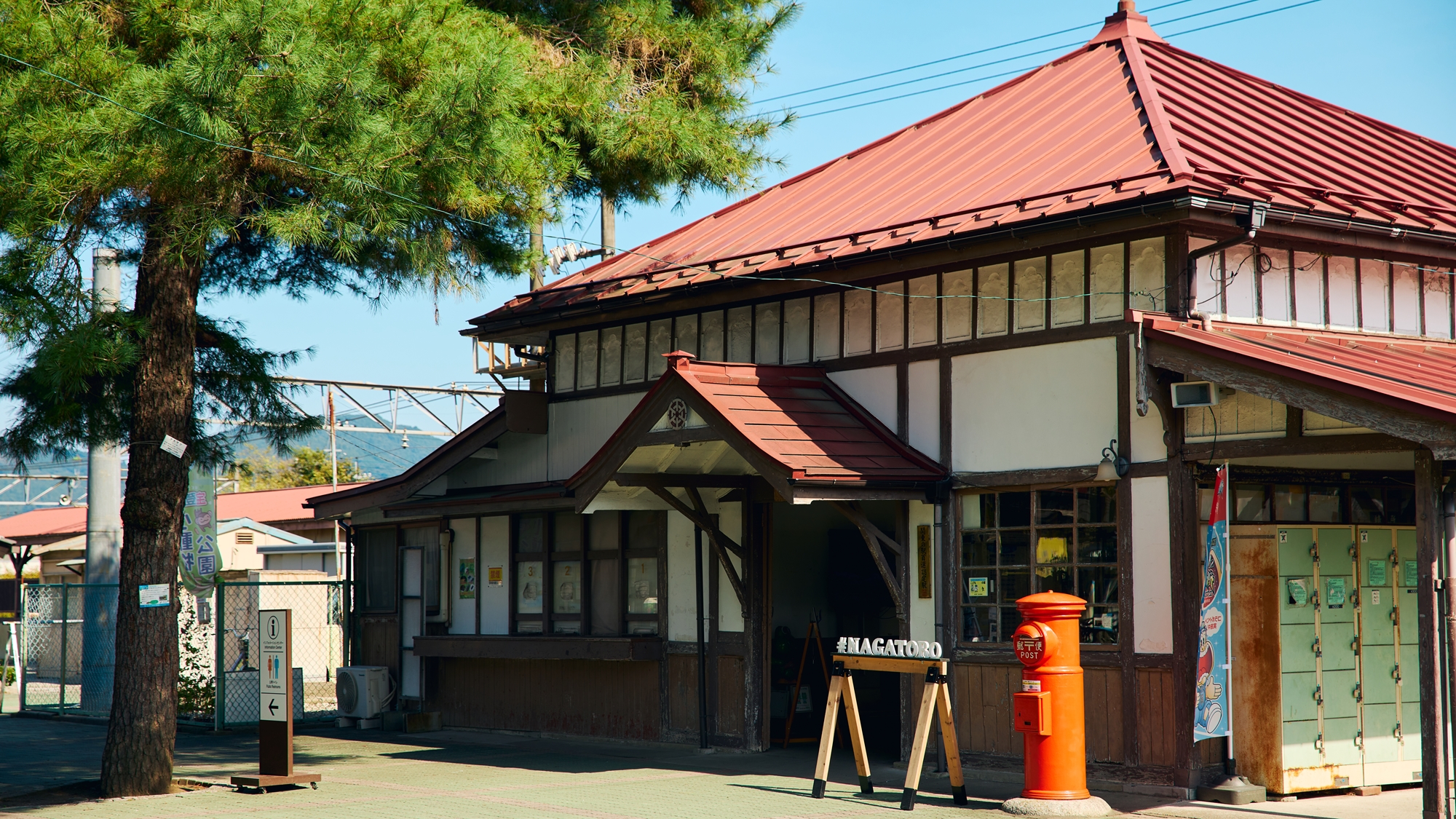 [周辺/長瀞駅]赤い方形屋根が印象的な木造駅舎を有しております。