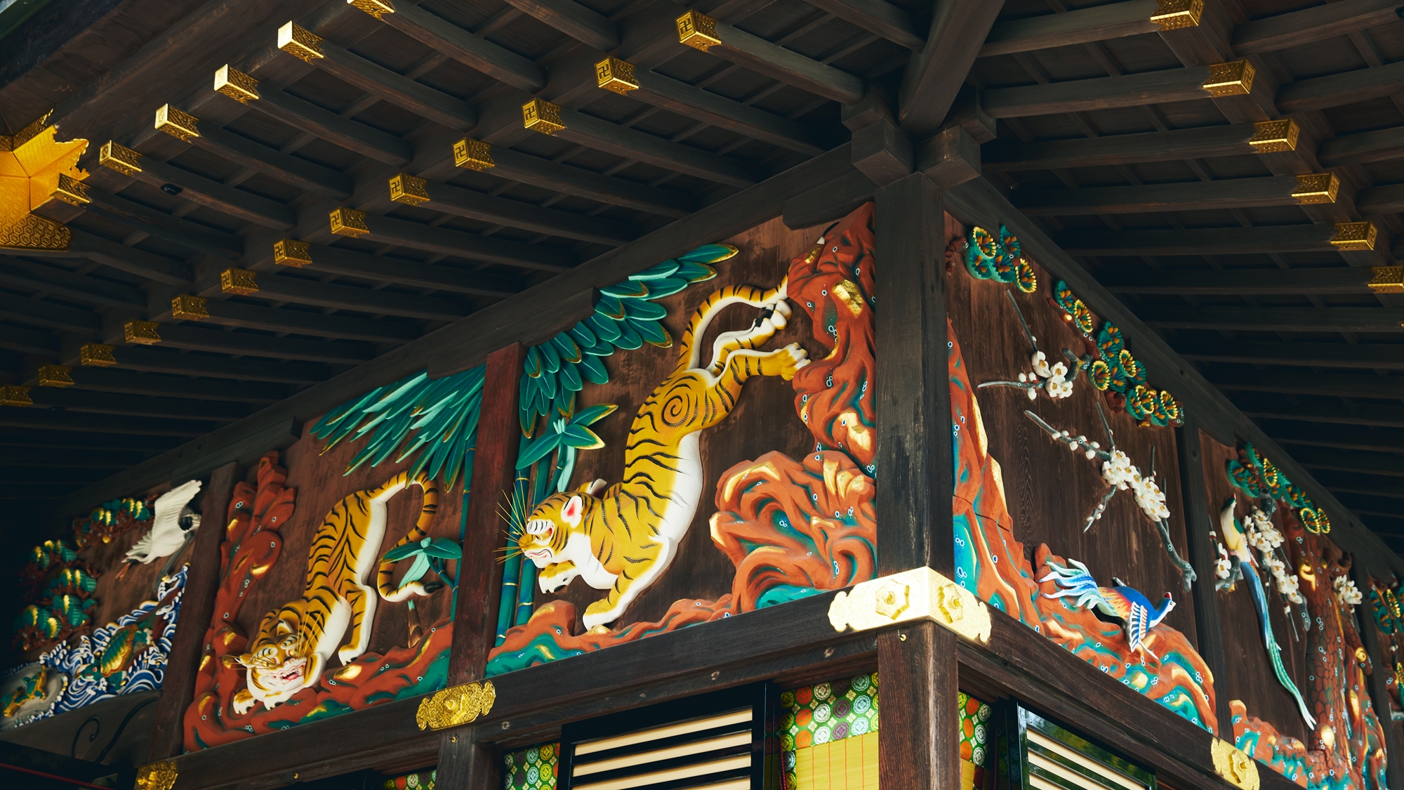 [周辺/秩父神社]社殿を飾る美しい彫刻が見どころです。