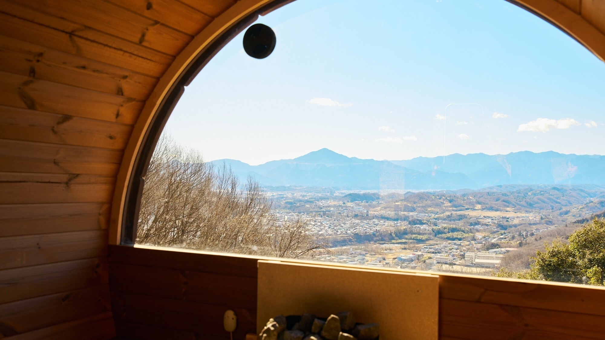 [SAUNA]秩父・長瀞の景色を一望できる開放的なサウナ室内。