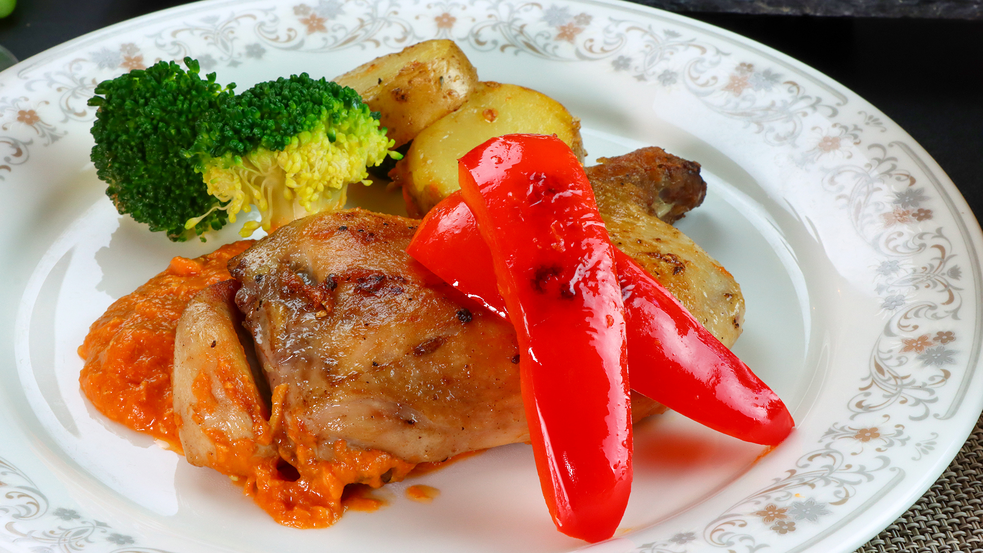 #夕食　メインディッシュの若鶏のコンフィ