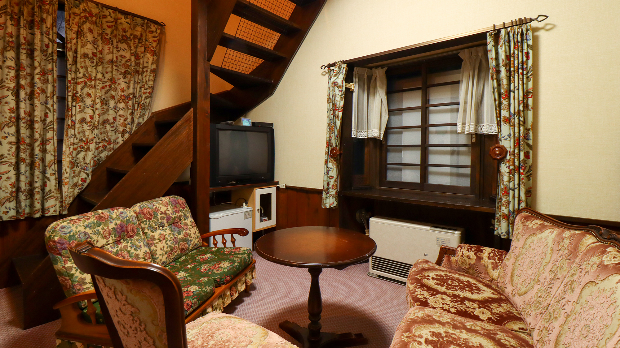 アンティークなデザインに包まれたロフト付きのお部屋