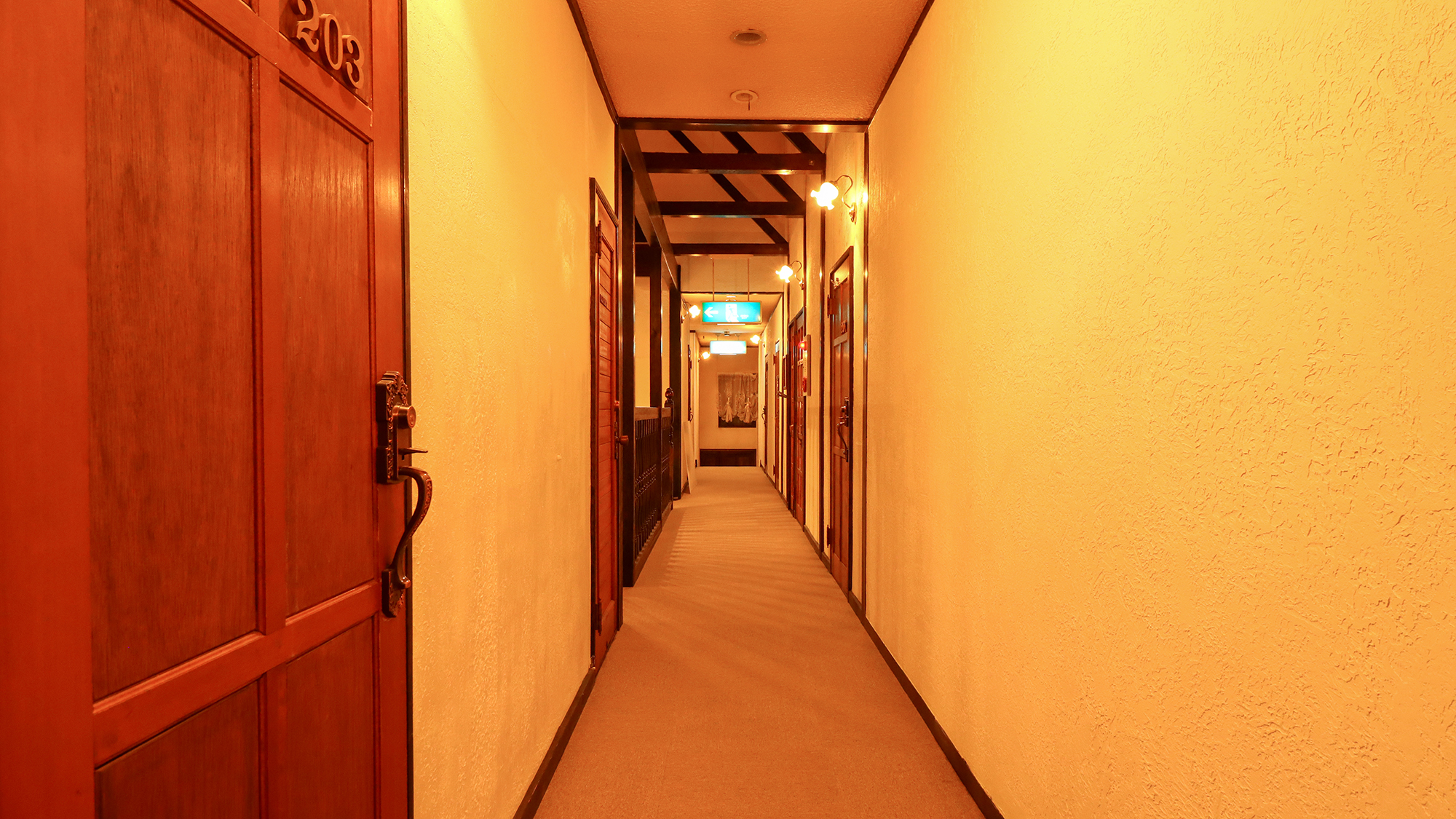 #温かい電球色が灯る客室前の廊下