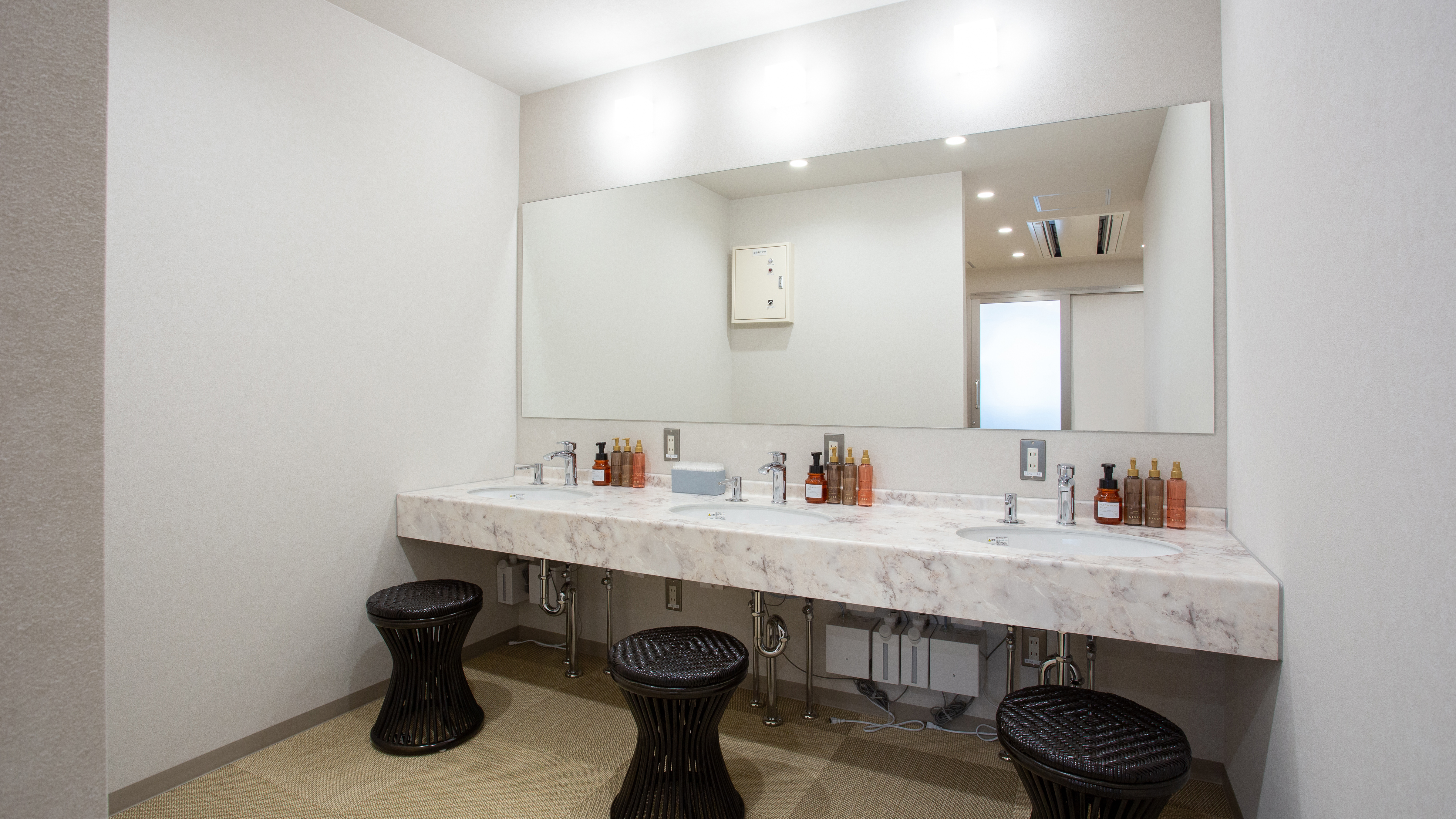 女性用大浴場には化粧水等をご用意しております。