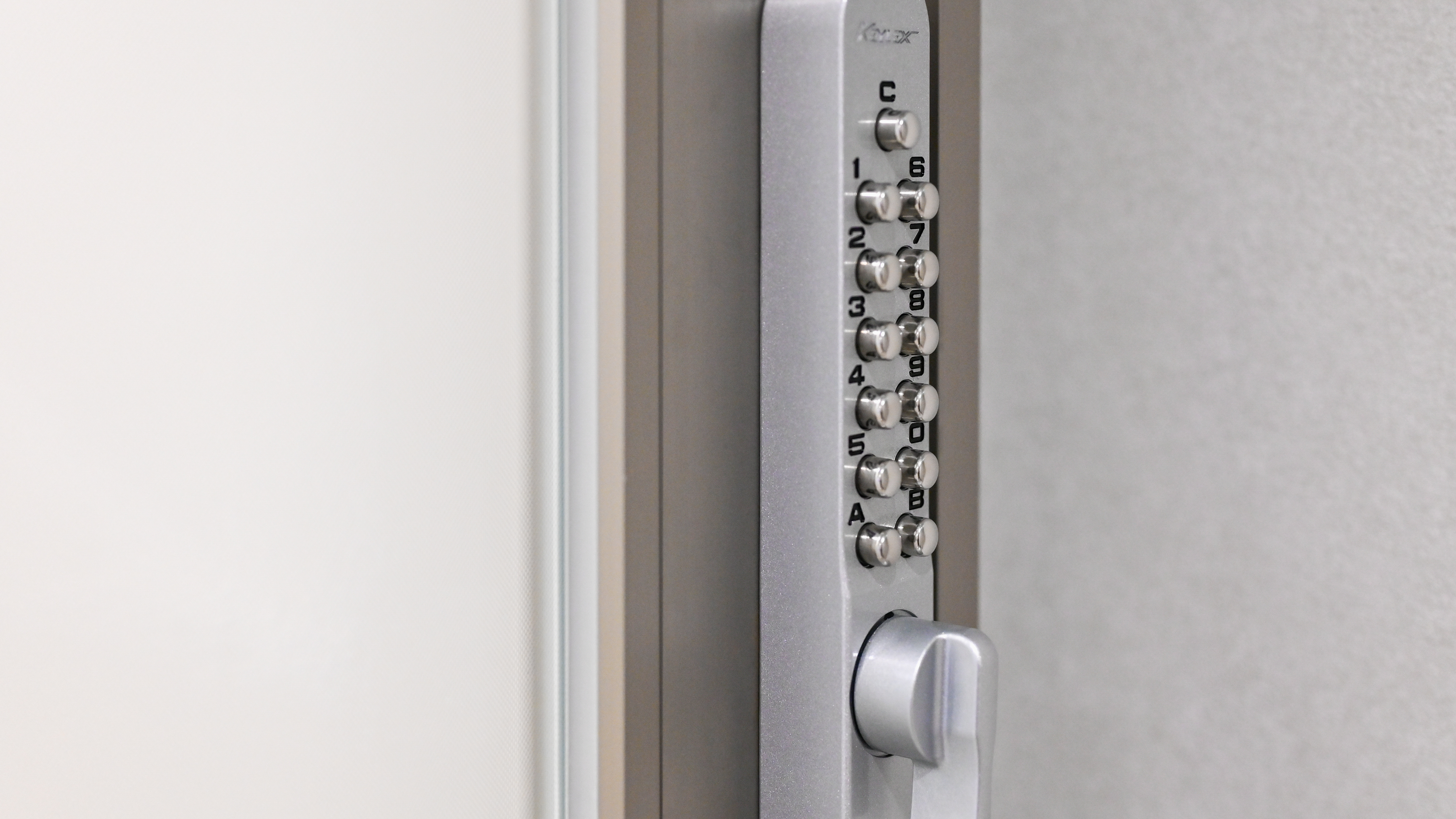 女性大浴場の入口は暗証番号入力でセキュリティ面も安心です