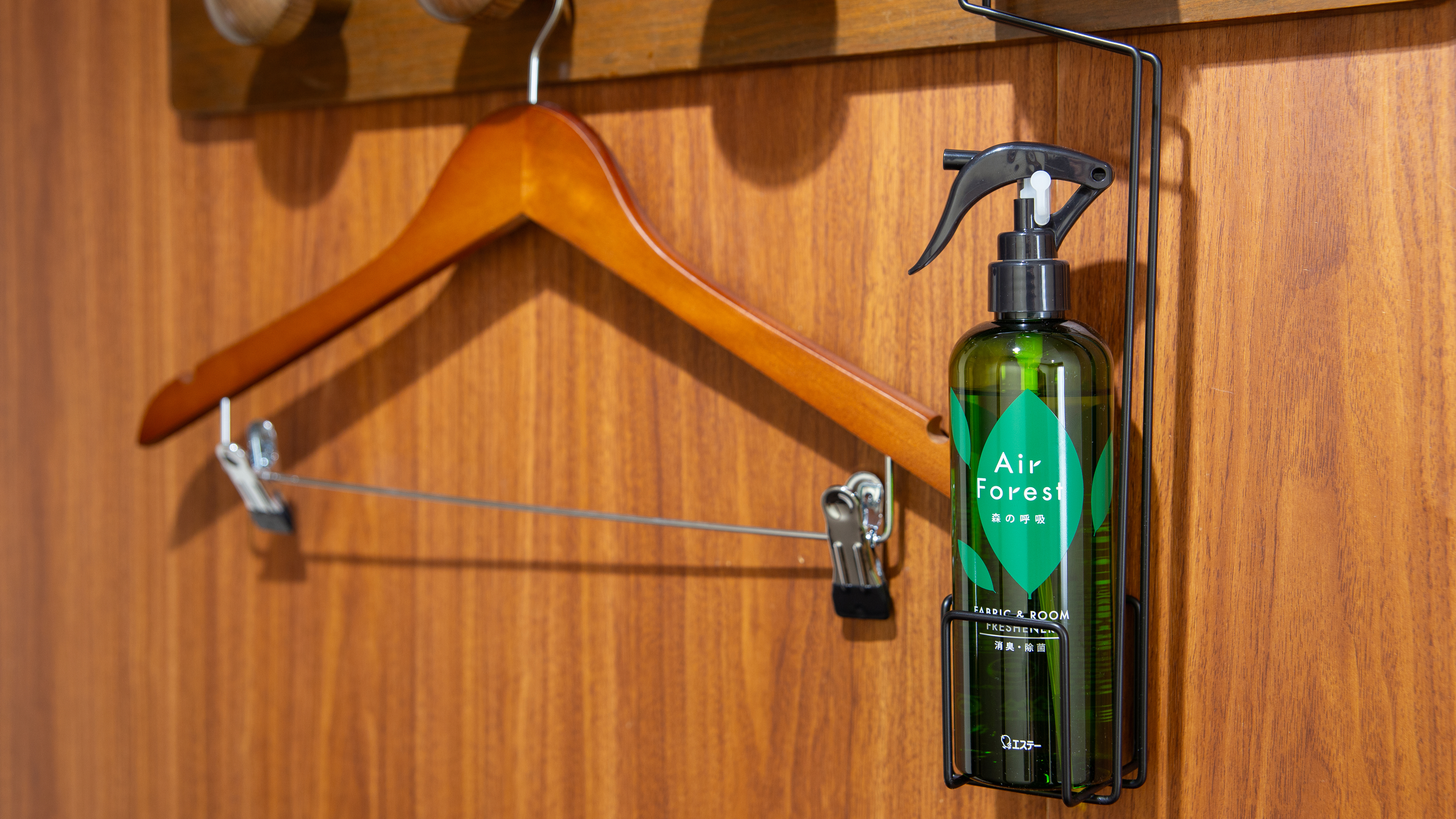 客室ハンガースペース。消臭スプレーは全室完備