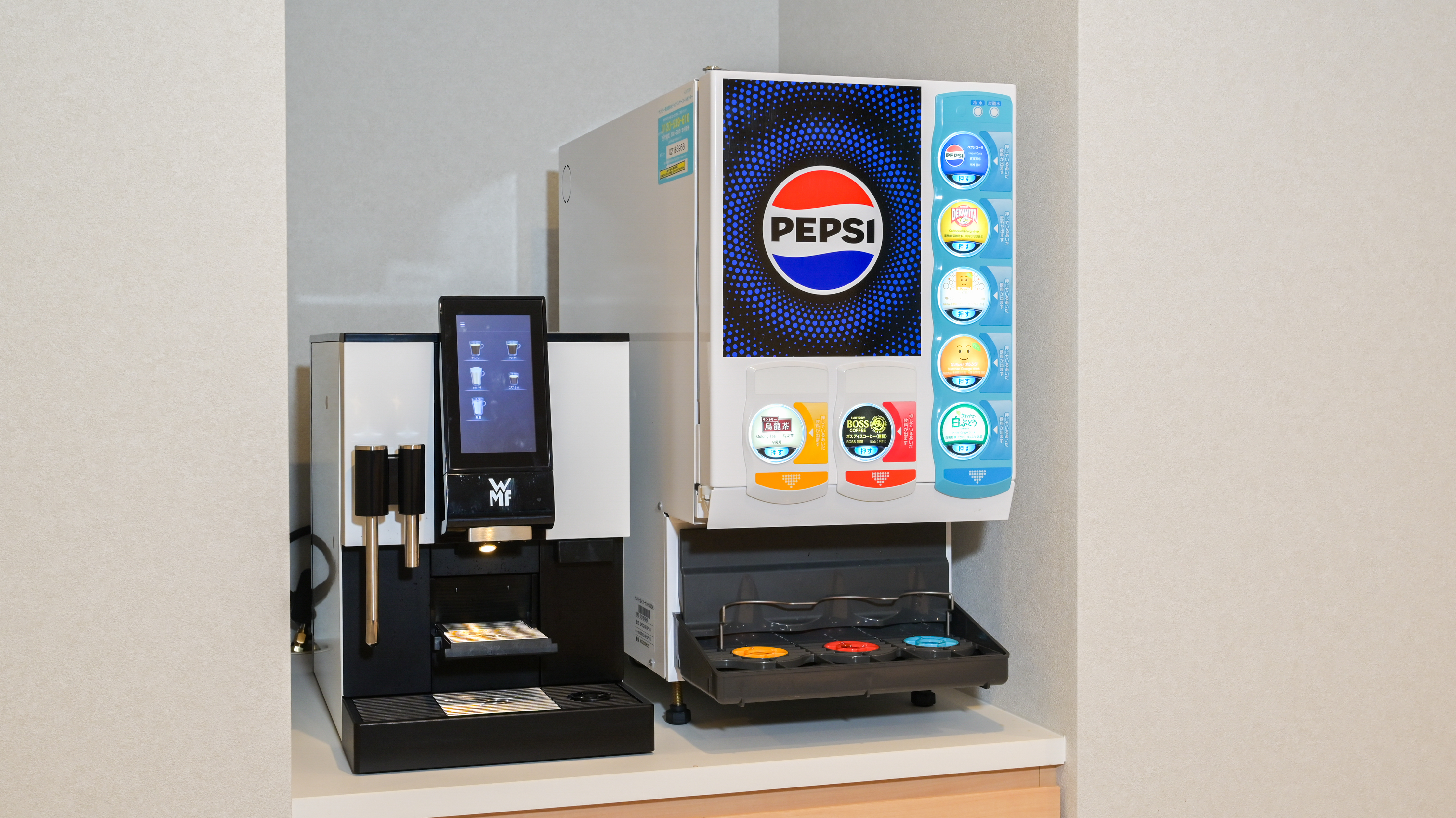 朝食時のセルフドリンクサーバー