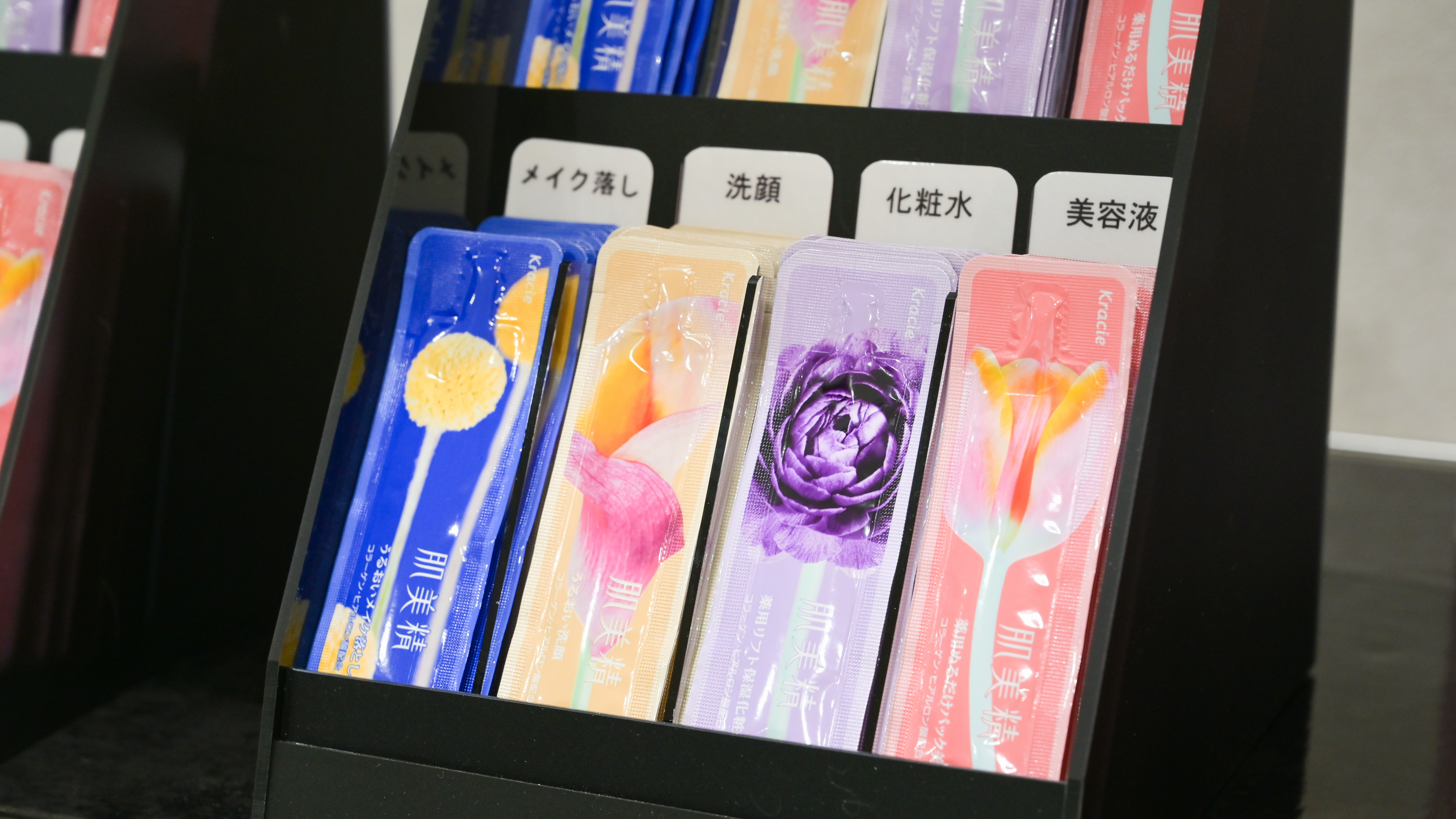 アメニティバーには、化粧水や乳液などもございます