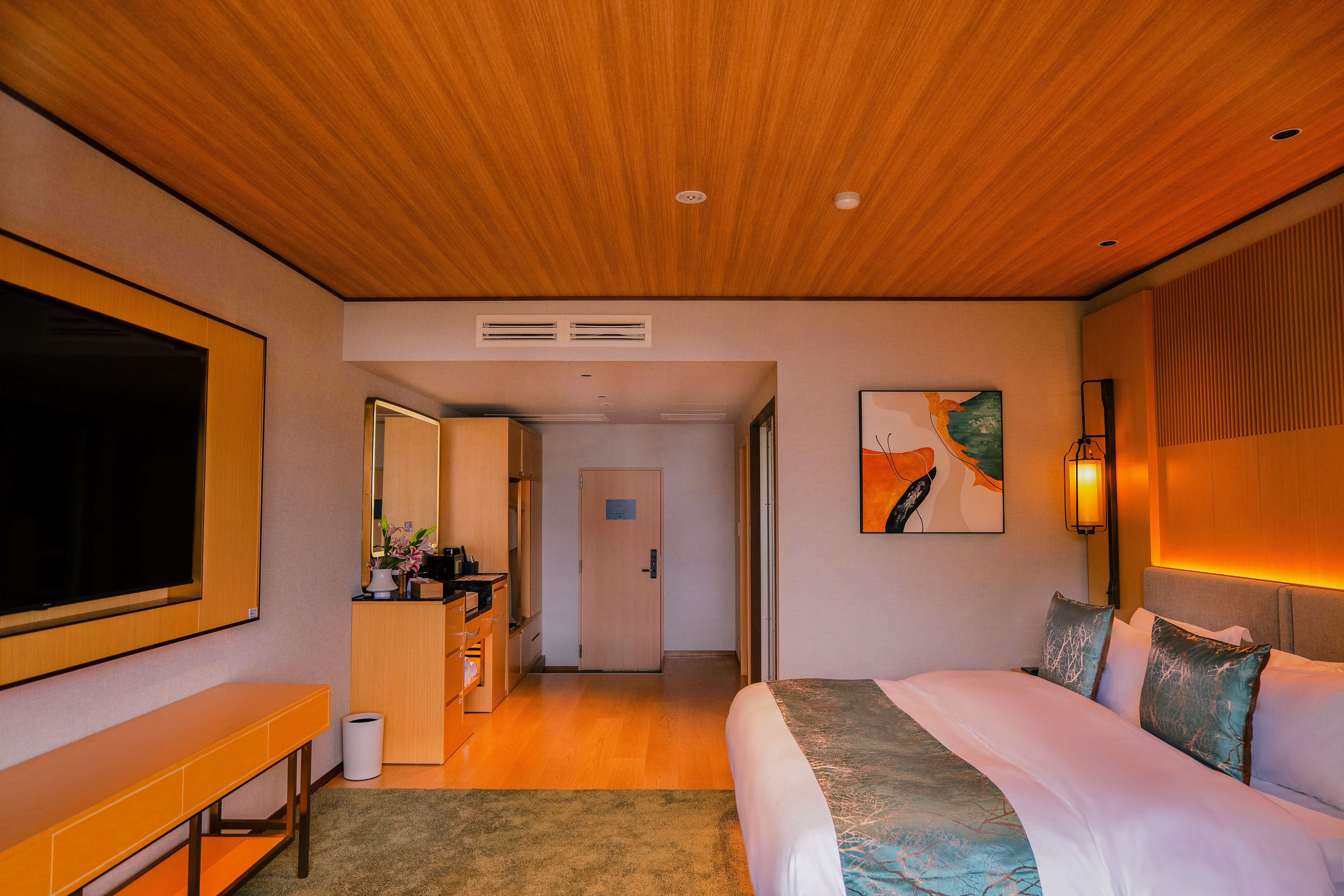 ・【客室】キングサイズベッドが1台。シックな雰囲気のお部屋です