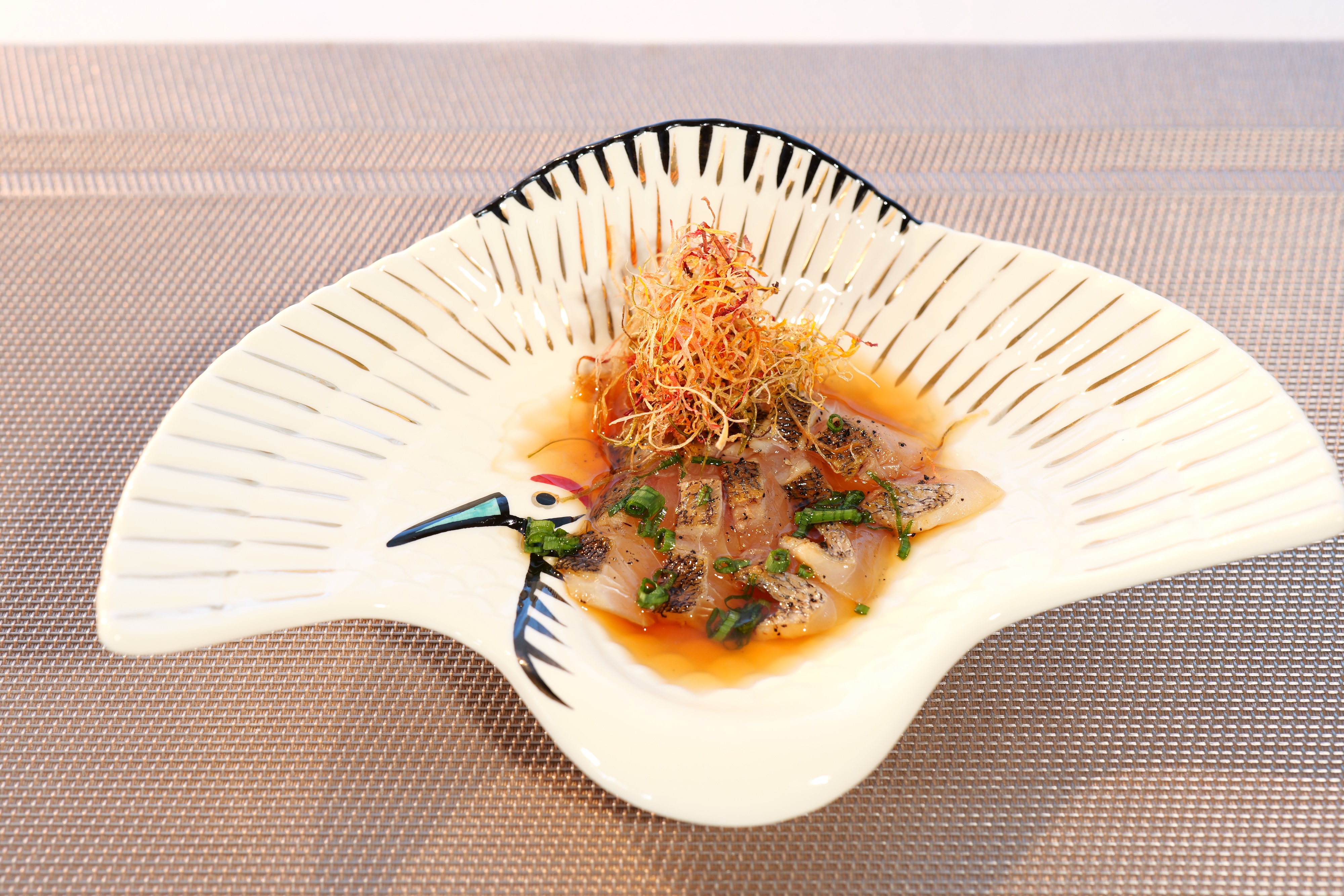 ・【食事】器にもこだわり料理に華を添えます。