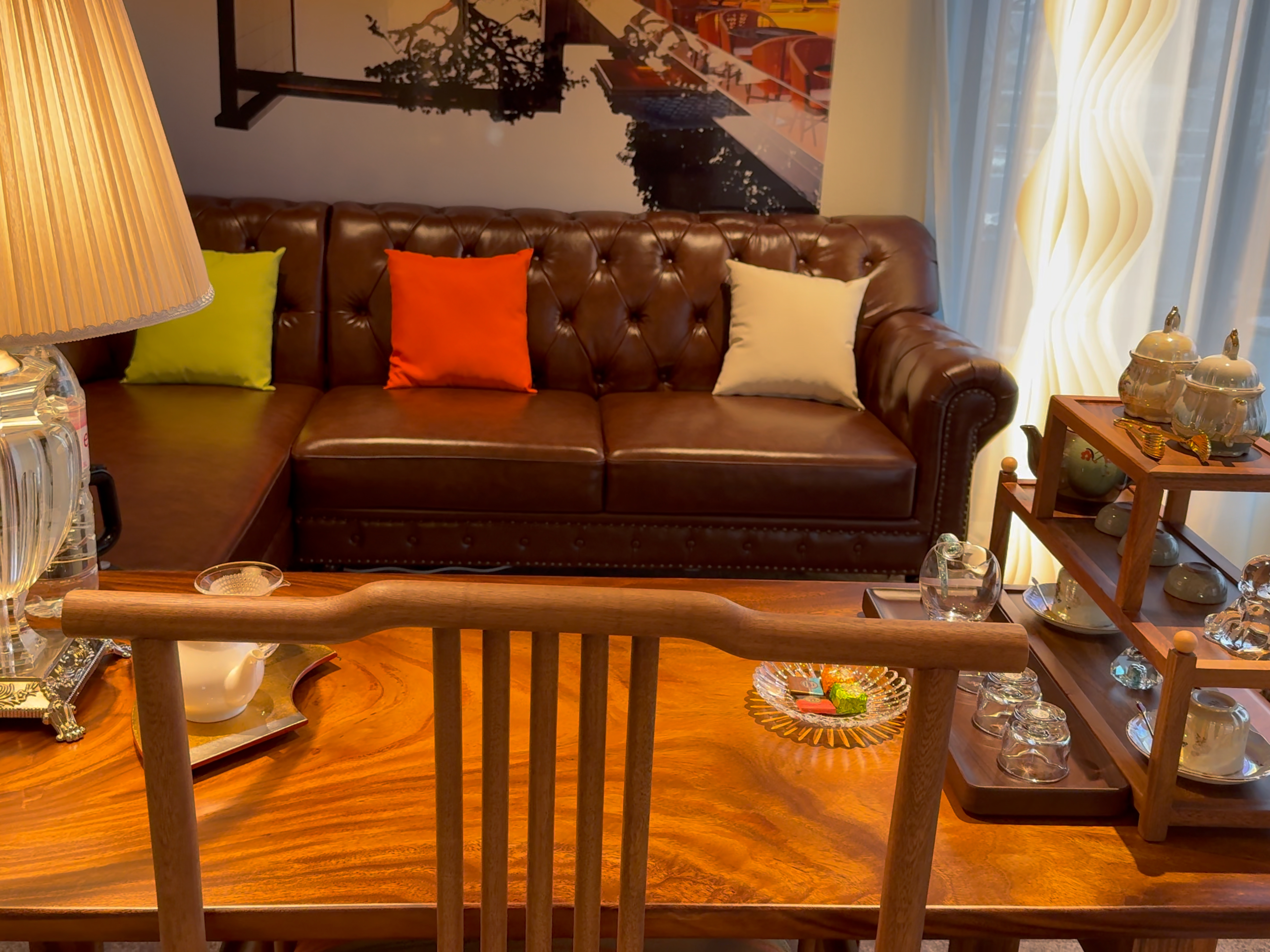 ・【客室】：《浜万年青》専用スペースでご友人と談笑もできます。